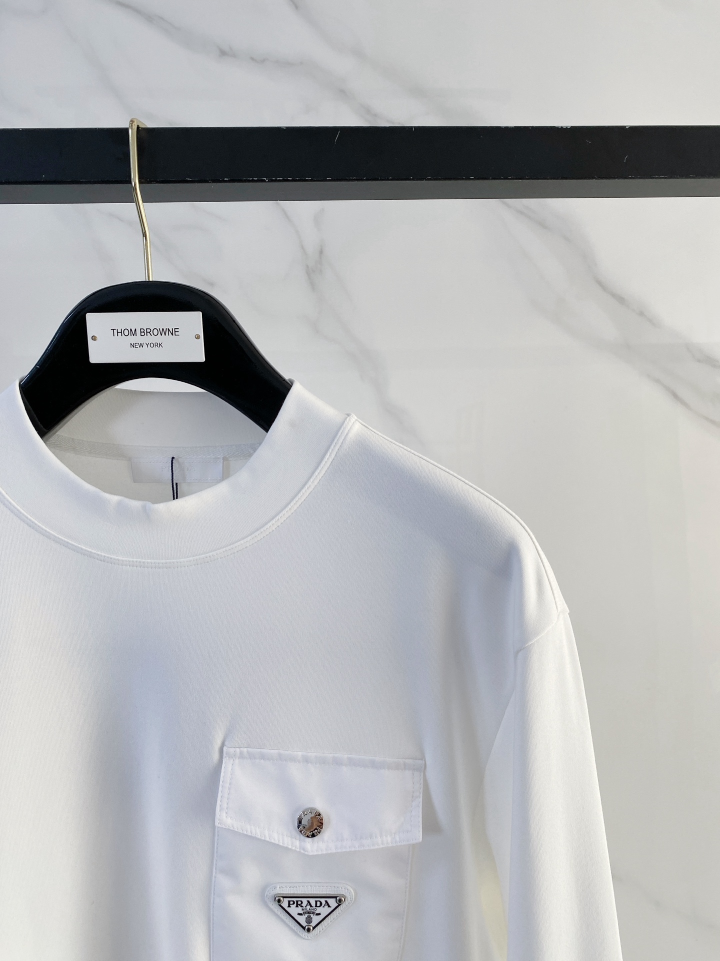 普拉达 精品打底衫 贸易公司订单 25SS 秋冬新款意式轻奢男士休闲长袖打底衫长袖 T恤 卫衣平整的抗皱