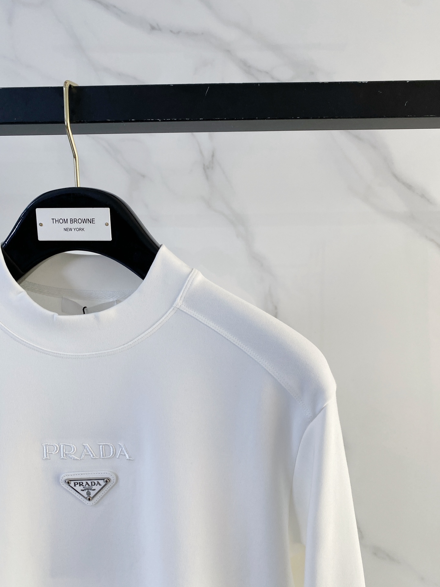 普拉达 精品打底衫 贸易公司订单 25SS 秋冬新款意式轻奢男士休闲长袖打底衫长袖 T恤 卫衣平整的抗皱