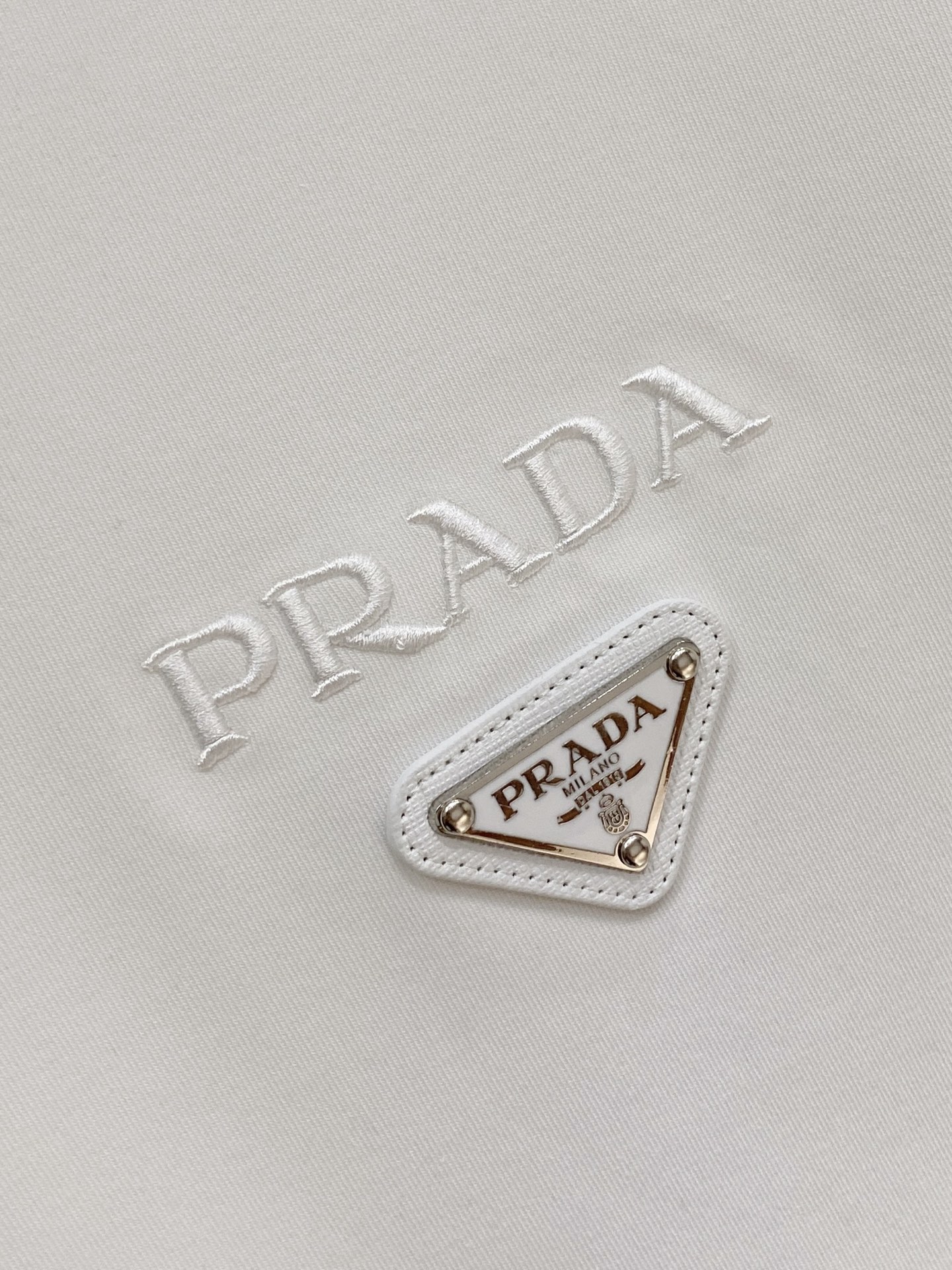 普拉达 精品打底衫 贸易公司订单 25SS 秋冬新款意式轻奢男士休闲长袖打底衫长袖 T恤 卫衣平整的抗皱