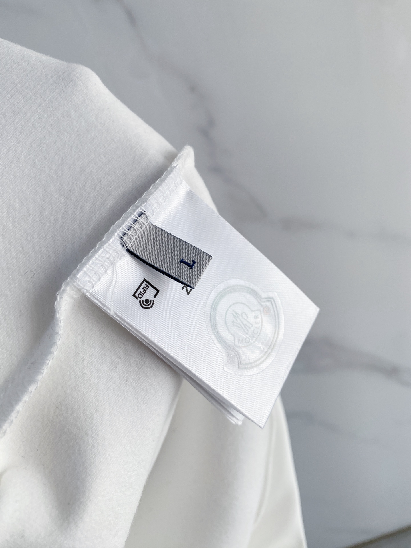 蒙口 精品打底衫 贸易公司订单 25SS 秋冬新款意式轻奢男士休闲长袖打底衫长袖 T恤 卫衣平整的抗皱性