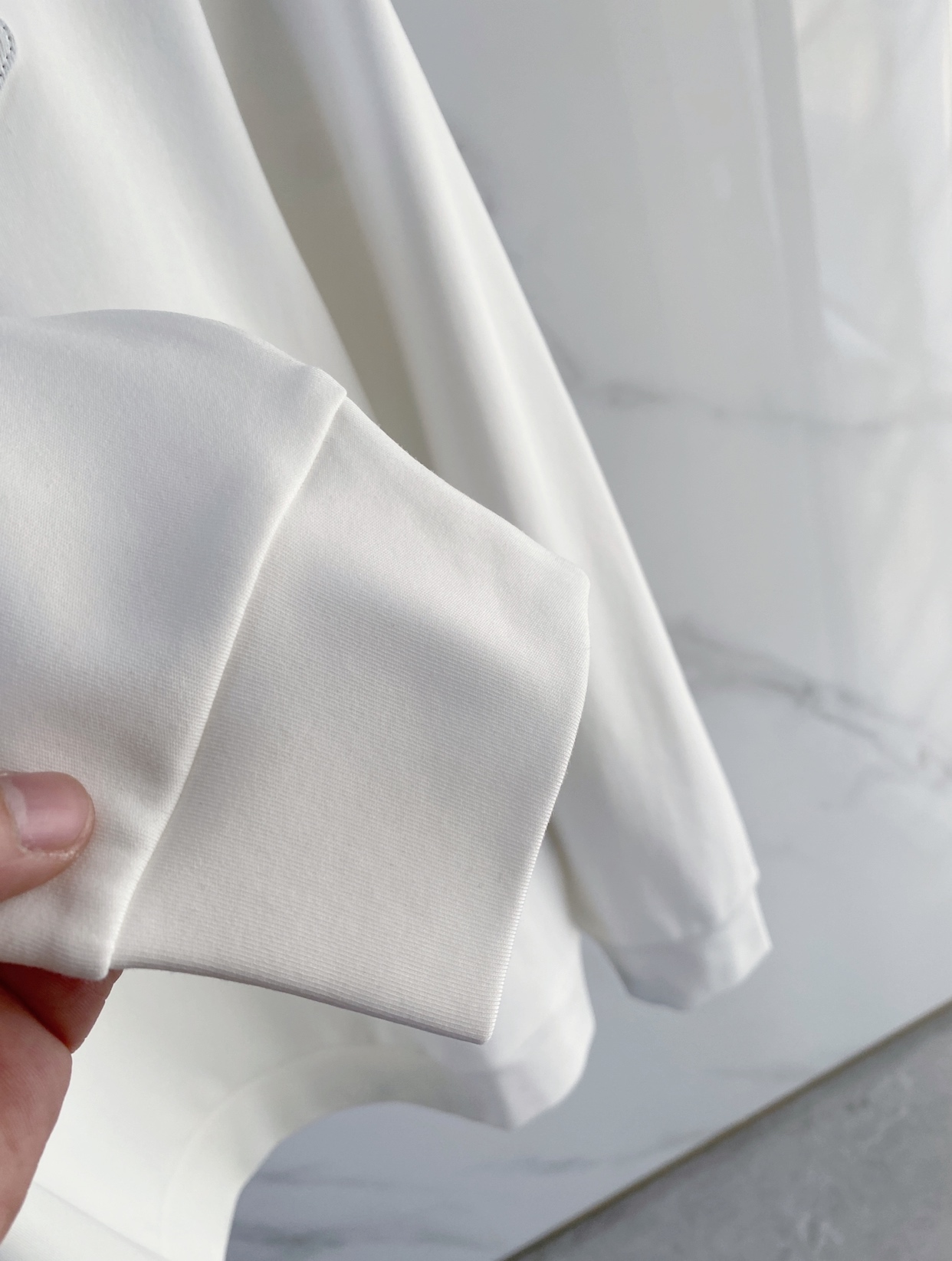 蒙口 精品打底衫 贸易公司订单 25SS 秋冬新款意式轻奢男士休闲长袖打底衫长袖 T恤 卫衣平整的抗皱性