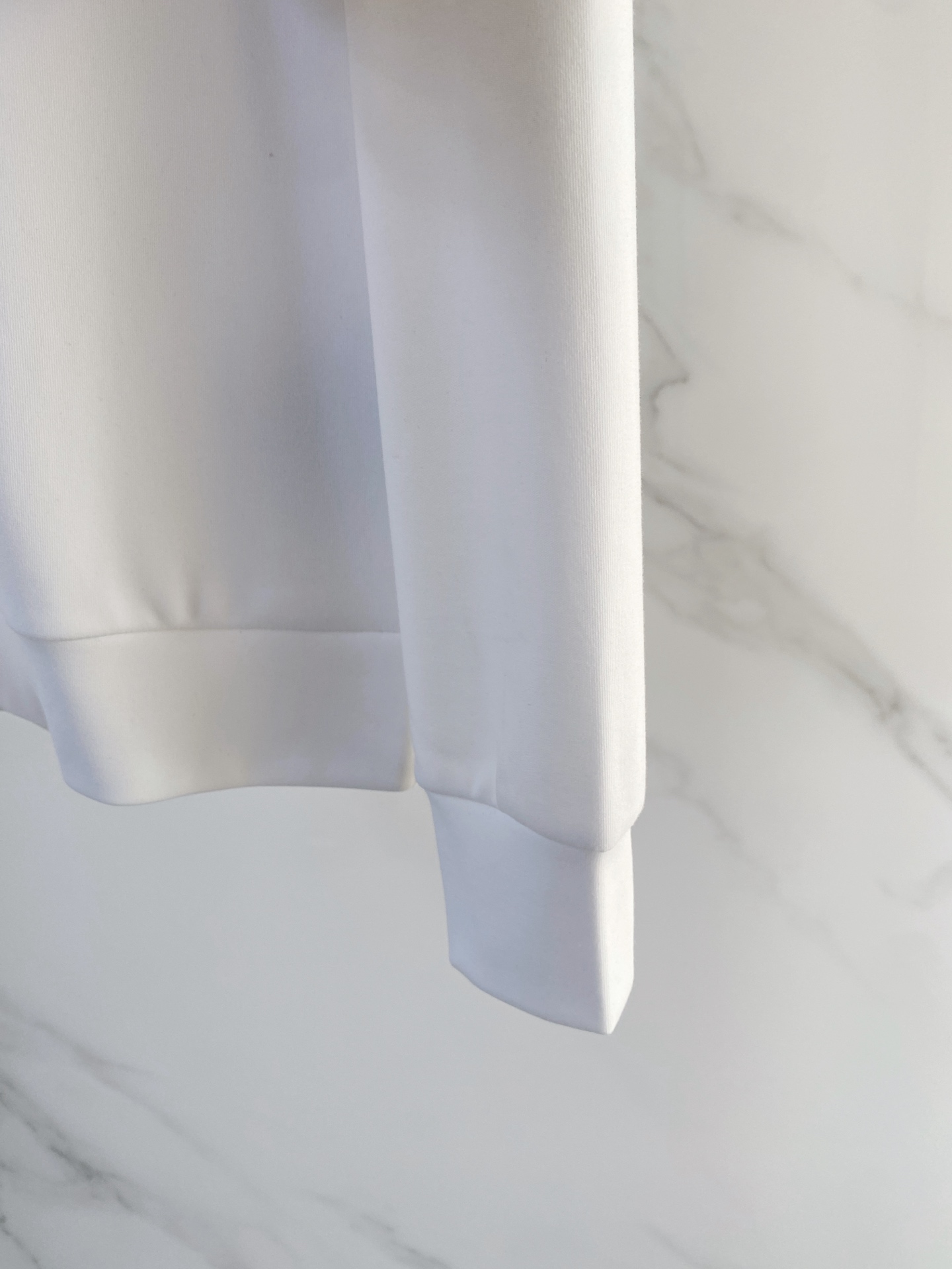 巴宝莉 精品打底衫 贸易公司订单 25SS 秋冬新款意式轻奢男士休闲长袖打底衫长袖 T恤 卫衣平整的抗皱