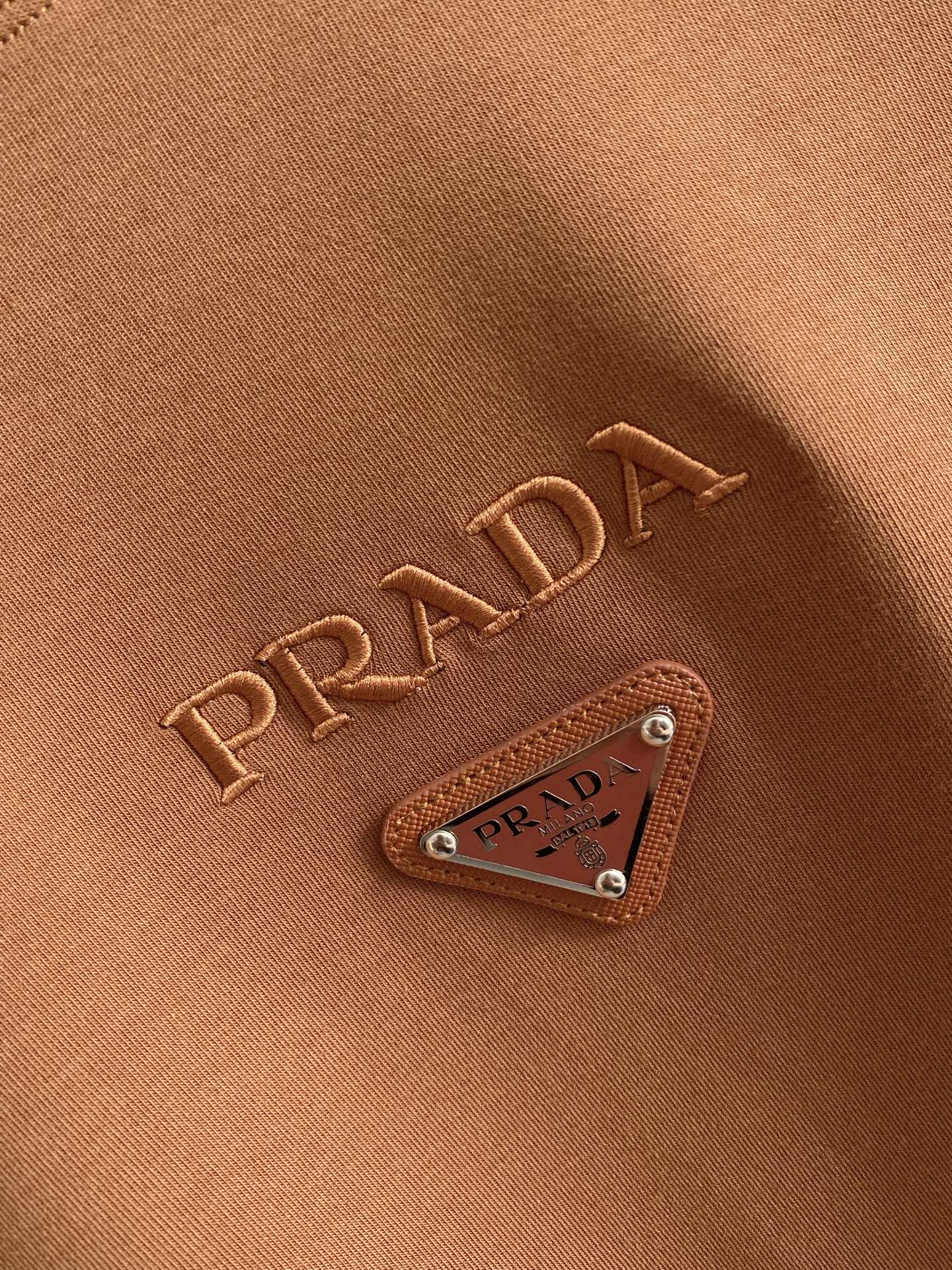 普拉达 精品打底衫 贸易公司订单 25SS 秋冬新款意式轻奢男士休闲长袖打底衫长袖 T恤 卫衣平整的抗皱