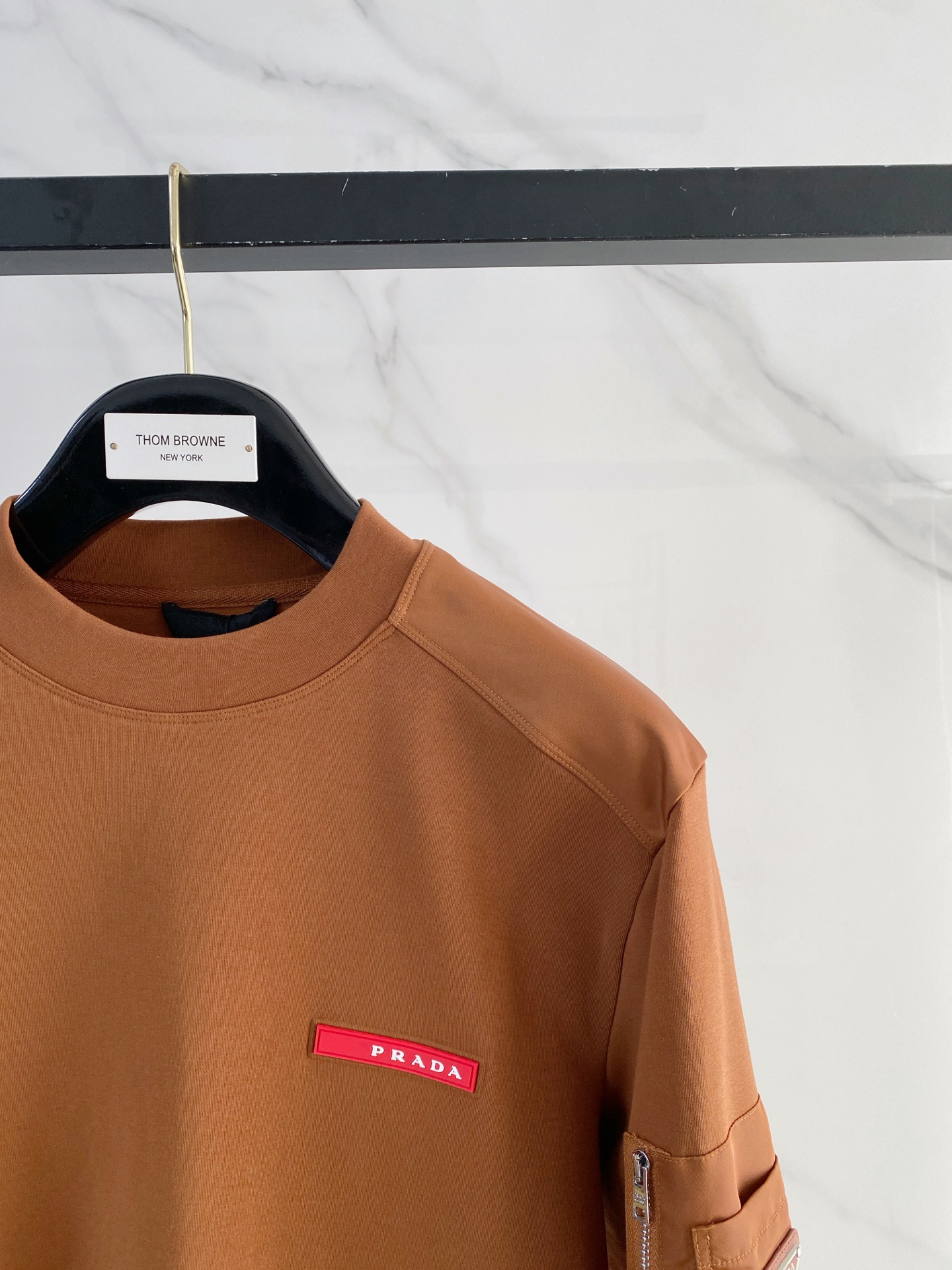 普拉达 精品打底衫 贸易公司订单 25SS 秋冬新款意式轻奢男士休闲长袖打底衫长袖 T恤 卫衣平整的抗皱