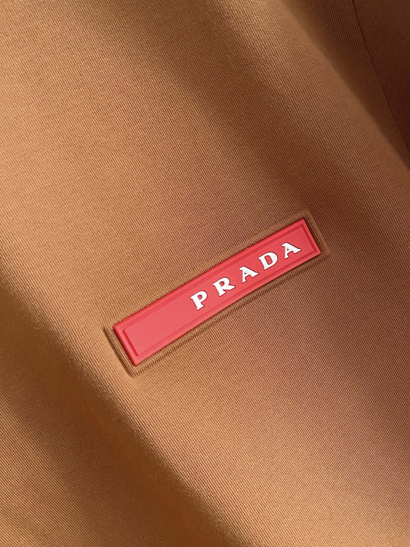 普拉达 精品打底衫 贸易公司订单 25SS 秋冬新款意式轻奢男士休闲长袖打底衫长袖 T恤 卫衣平整的抗皱