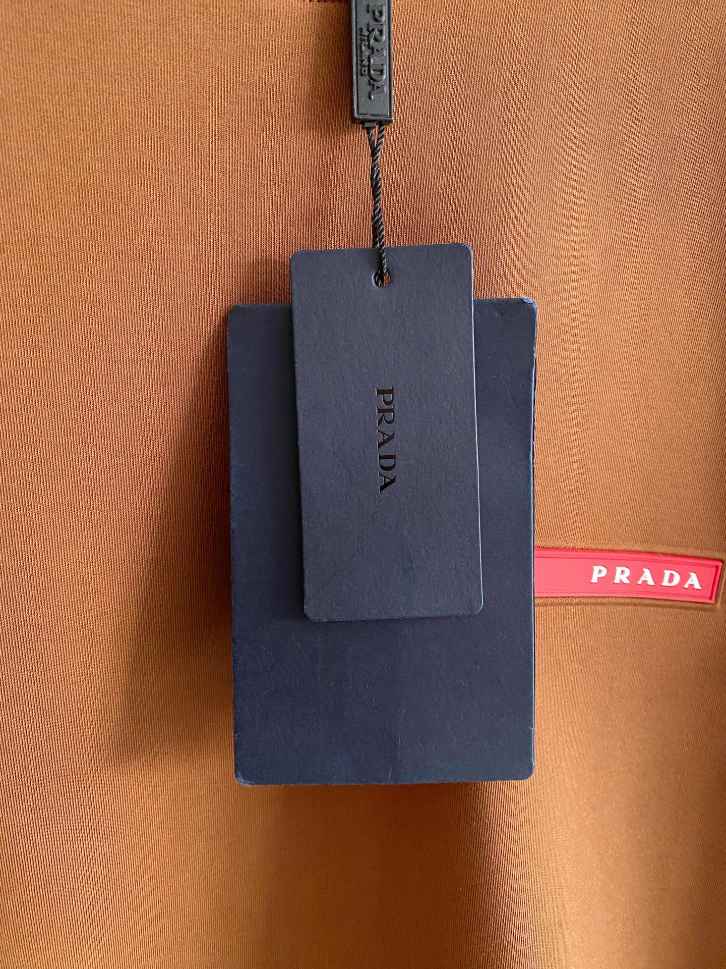 普拉达 精品打底衫 贸易公司订单 25SS 秋冬新款意式轻奢男士休闲长袖打底衫长袖 T恤 卫衣平整的抗皱