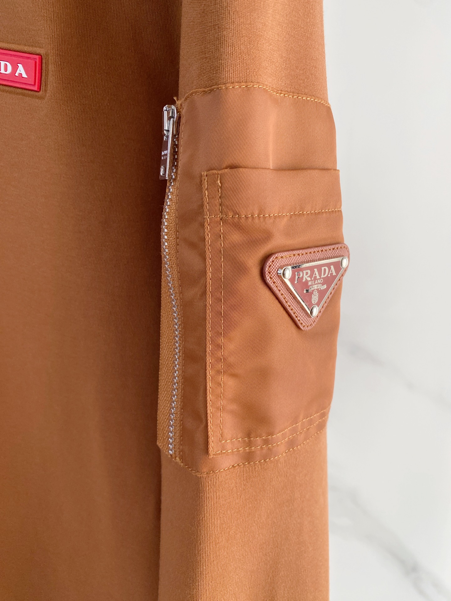 普拉达 精品打底衫 贸易公司订单 25SS 秋冬新款意式轻奢男士休闲长袖打底衫长袖 T恤 卫衣平整的抗皱