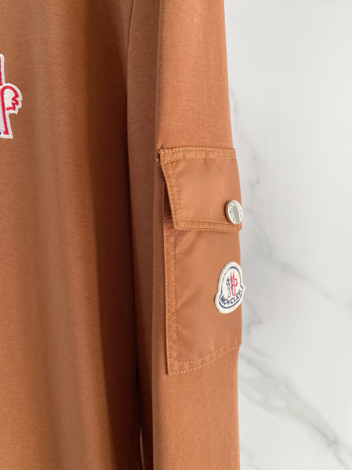 蒙口 精品打底衫 贸易公司订单 25SS 秋冬新款意式轻奢男士休闲长袖打底衫长袖 T恤 卫衣平整的抗皱性