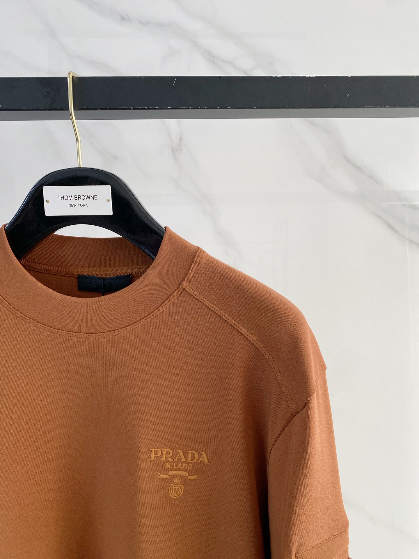 普拉达 精品打底衫 贸易公司订单 25SS 秋冬新款意式轻奢男士休闲长袖打底衫长袖 T恤 卫衣平整的抗皱