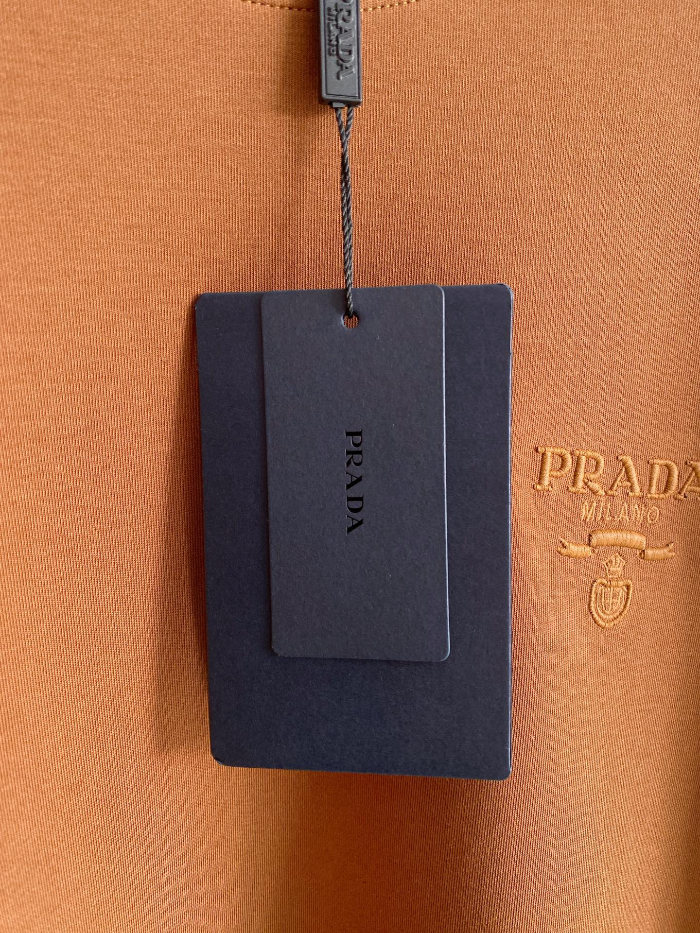 普拉达 精品打底衫 贸易公司订单 25SS 秋冬新款意式轻奢男士休闲长袖打底衫长袖 T恤 卫衣平整的抗皱