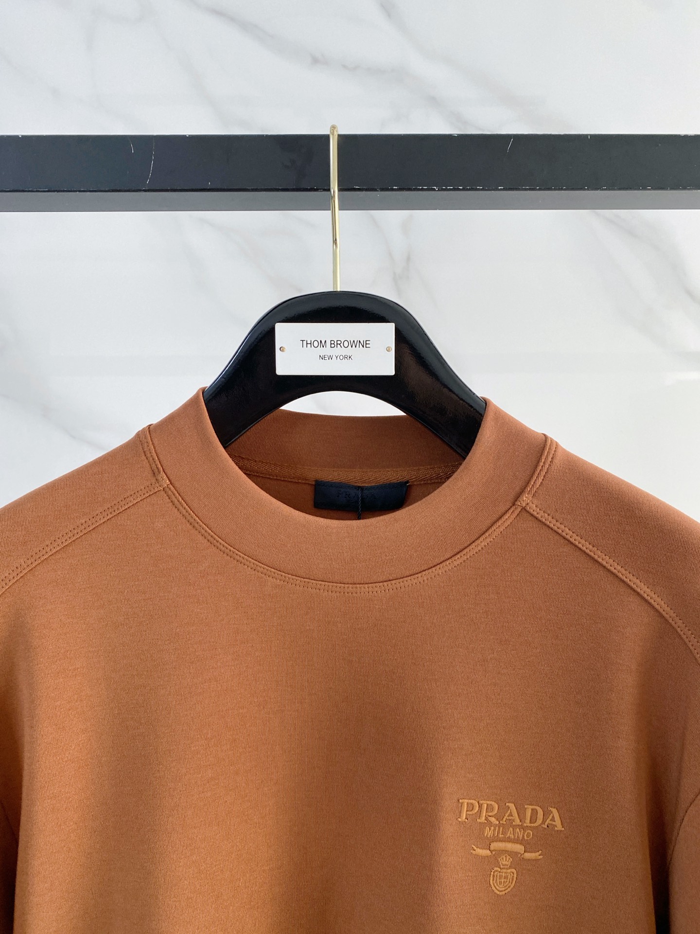 普拉达 精品打底衫 贸易公司订单 25SS 秋冬新款意式轻奢男士休闲长袖打底衫长袖 T恤 卫衣平整的抗皱