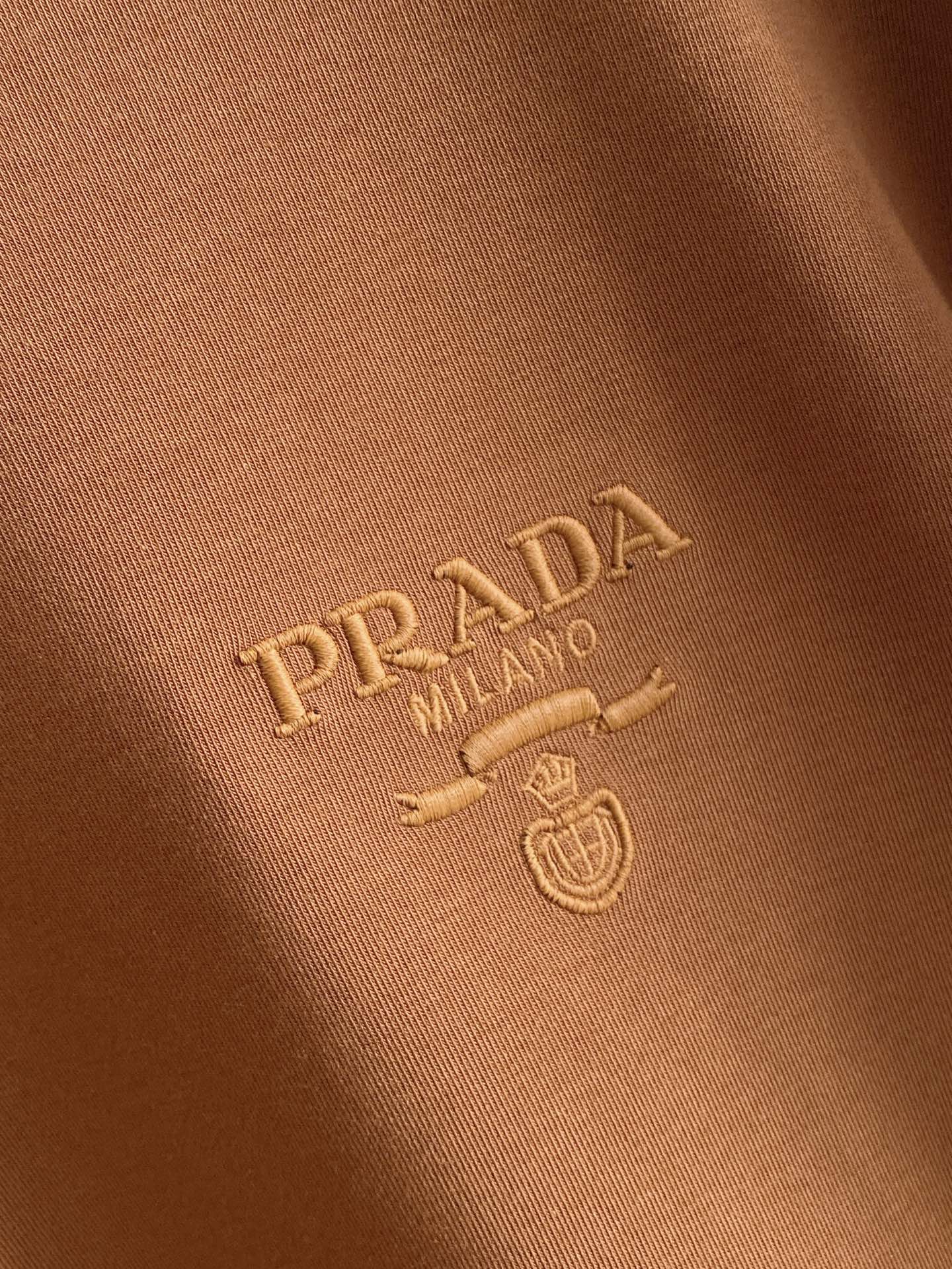 普拉达 精品打底衫 贸易公司订单 25SS 秋冬新款意式轻奢男士休闲长袖打底衫长袖 T恤 卫衣平整的抗皱