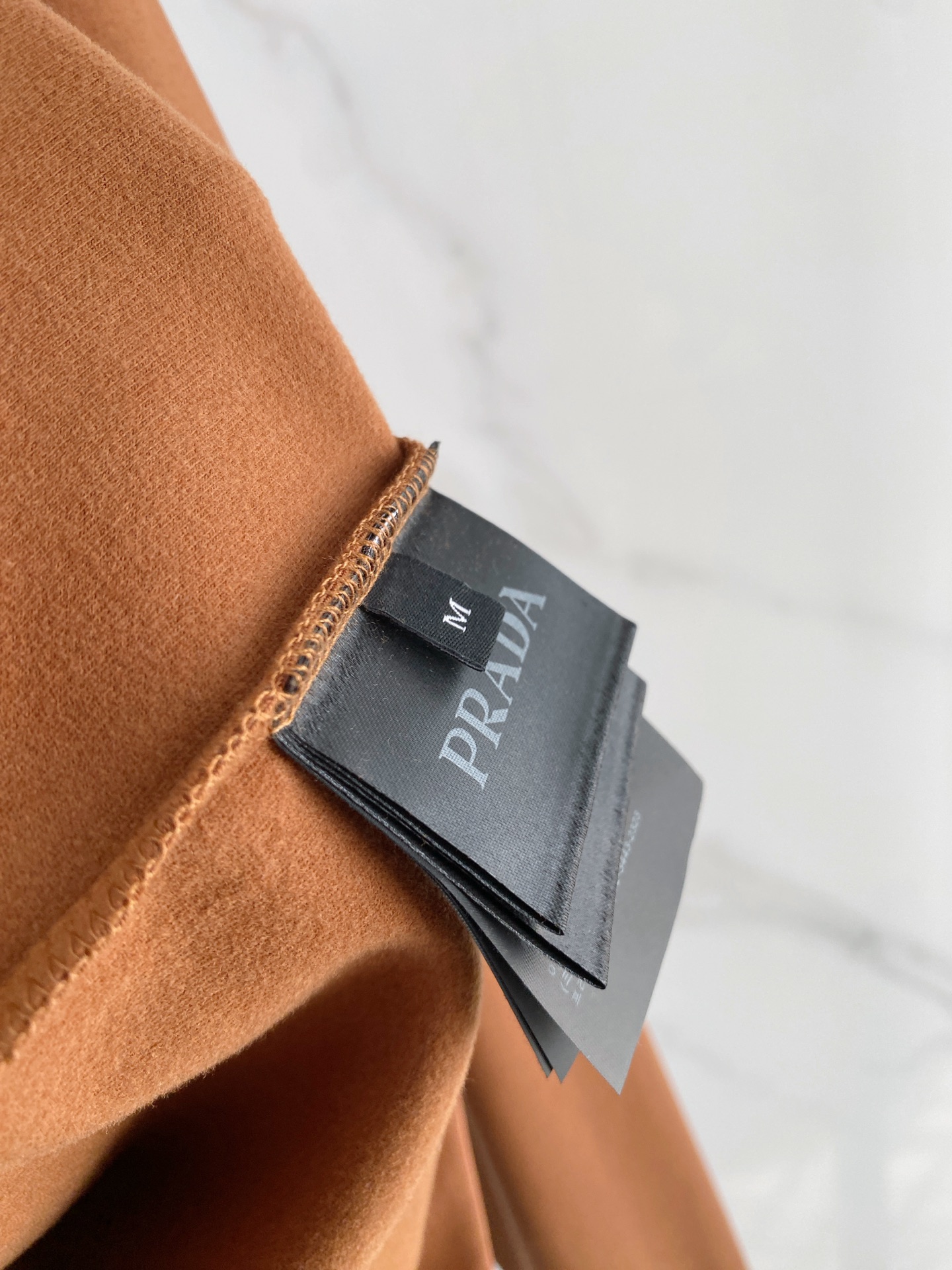 普拉达 精品打底衫 贸易公司订单 25SS 秋冬新款意式轻奢男士休闲长袖打底衫长袖 T恤 卫衣平整的抗皱