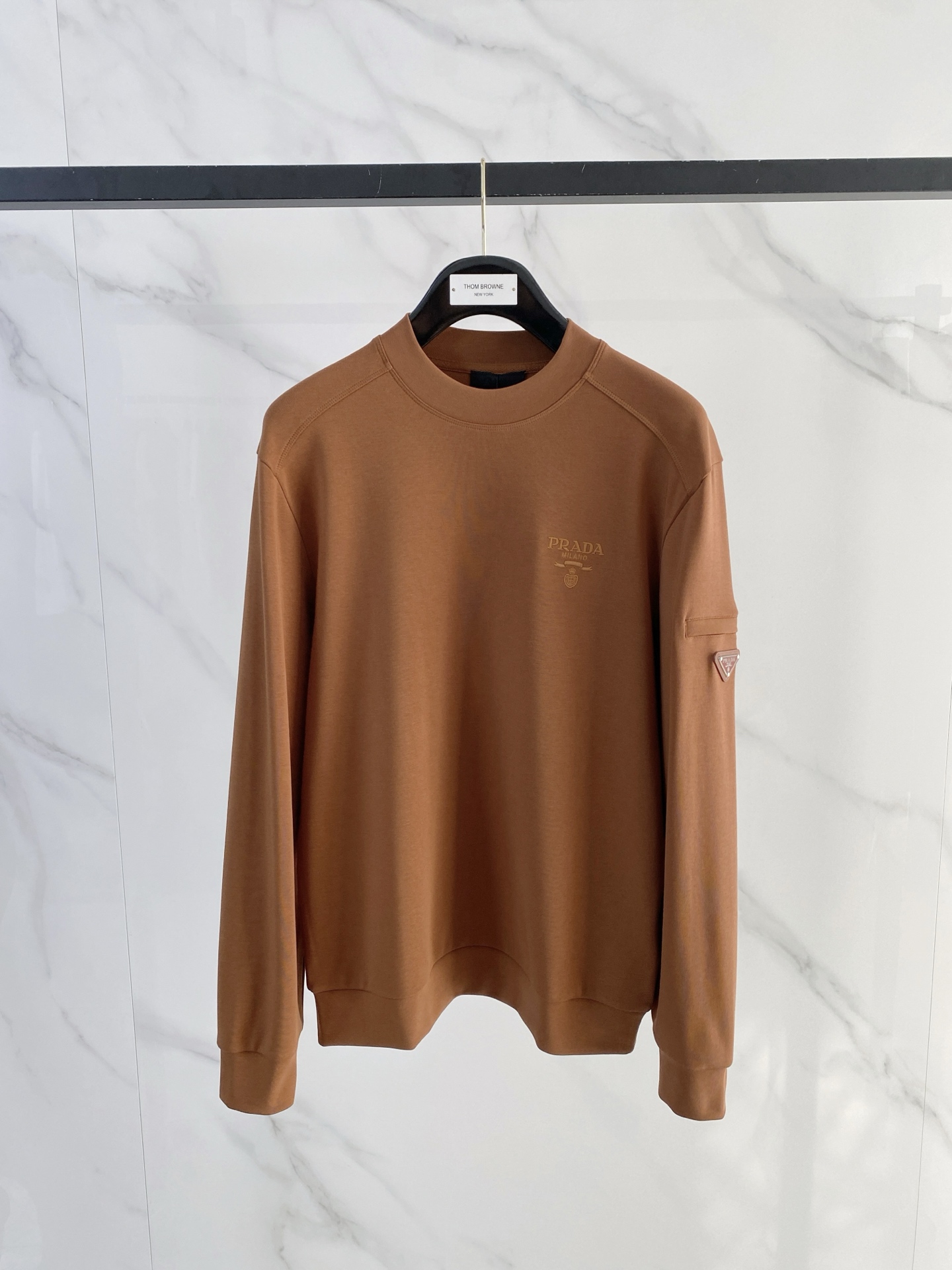 普拉达 精品打底衫 贸易公司订单 25SS 秋冬新款意式轻奢男士休闲长袖打底衫长袖 T恤 卫衣平整的抗皱