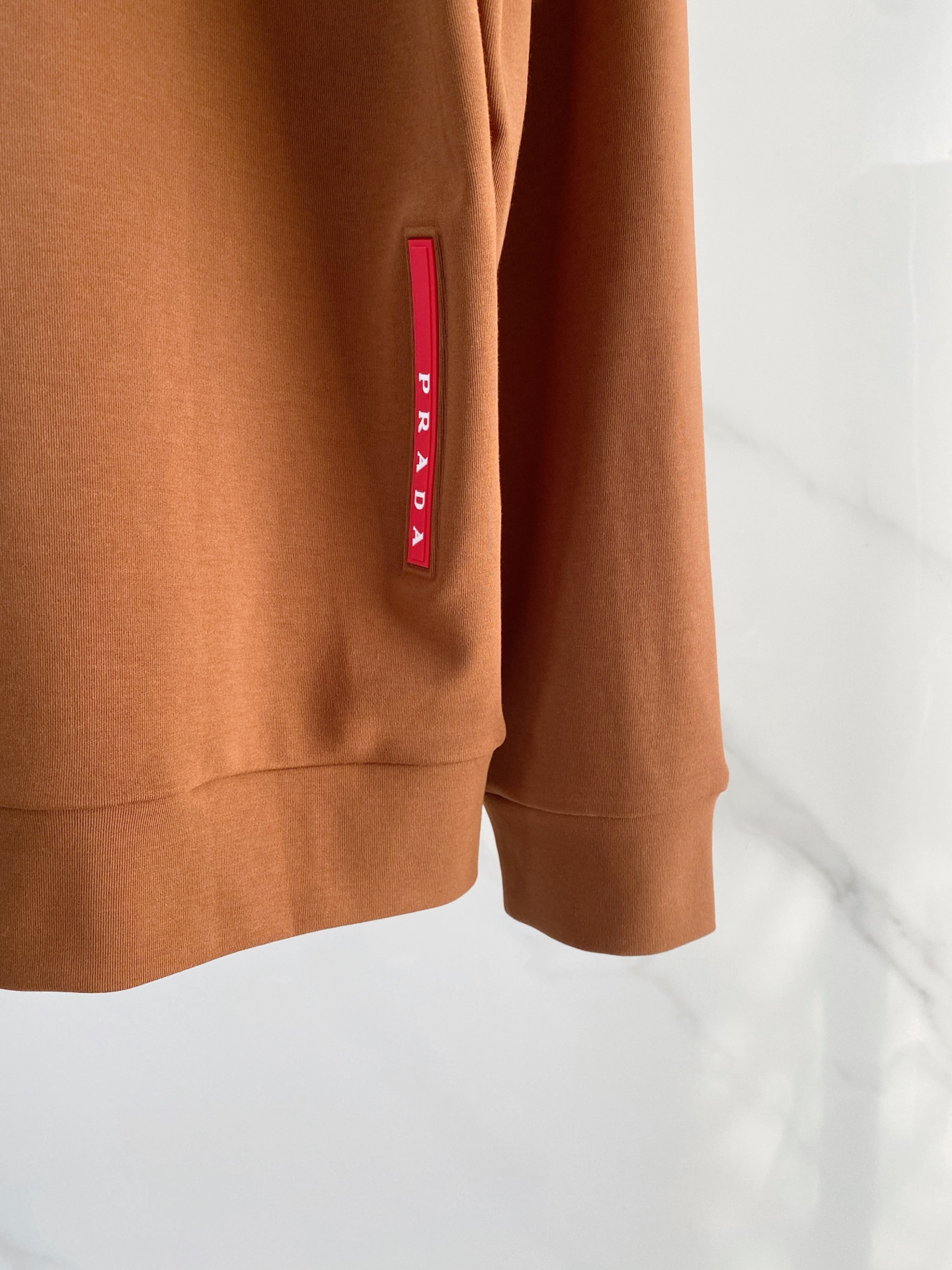 普拉达 精品打底衫 贸易公司订单 25SS 秋冬新款意式轻奢男士休闲长袖打底衫长袖 T恤 卫衣平整的抗皱