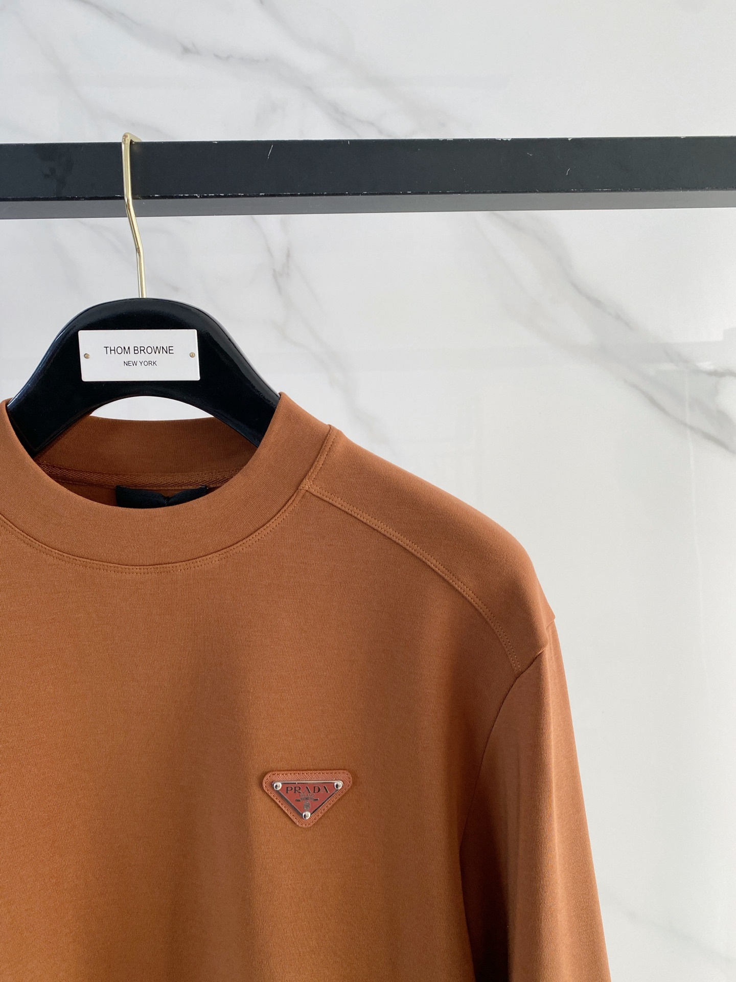 普拉达 精品打底衫 贸易公司订单 25SS 秋冬新款意式轻奢男士休闲长袖打底衫长袖 T恤 卫衣平整的抗皱