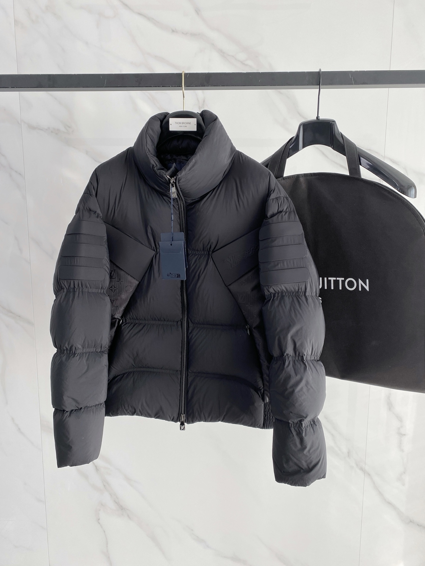 NO:657573,lv top version, popular autumn and winter new down jacket, original 1:1 customized hardware accessories, all imported original customization, welcome to compare at the counter, absolutely high quality, using top 95 new national standard white duck down, super soft, fluffy and full, super heavy fabric, perfect workmanship, pay attention to the fabric is super comfortable, exclusive model, non-market goods, same size for men and women. Size M to XXXL, Louis Vuitton, down jacket, alexander wang19860909lv 顶级版本 爆款秋冬新款羽绒服 原版1:1订制五金配件全进口原版定制 欢迎专柜对比 绝对的高品质 采用顶级95新国标 白鸭绒 超柔软 充羽量蓬松饱满 超级重面料做工杠杠的版型完美 注意面料超舒服 独家款 非市场货 男女同款尺码码数.码数M一XXXL,,louis vuitton,down jacket,alexander wang,Men's clothing