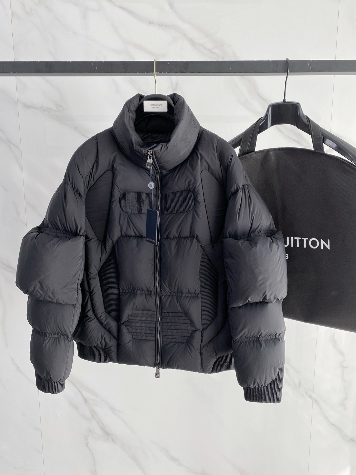 NO:657562,LV's popular autumn and winter new down jacket. The original 1:1 customized hardware accessories are all imported and customized. Counters are welcome to compare. Absolutely high quality. Use top 95 new national standard white duck down. Super soft and fluffy. Super heavy fabrics with perfect workmanship. Pay attention to the fabrics are super comfortable. Exclusive model. Non-market goods. Same sizes for men and women. Size M to XXXL, Louis Vuitton, down jacket, alexander wang19860909LV 爆款秋冬新款羽绒服 原版1:1订制五金配件全进口原版定制 欢迎专柜对比 绝对的高品质 采用顶级95新国标 白鸭绒 超柔软 充羽量蓬松饱满 超级重面料做工杠杠的版型完美 注意面料超舒服 独家款 非市场货 男女同款尺码码数.码数M一XXXL,,louis vuitton,down jacket,alexander wang,Men's clothing