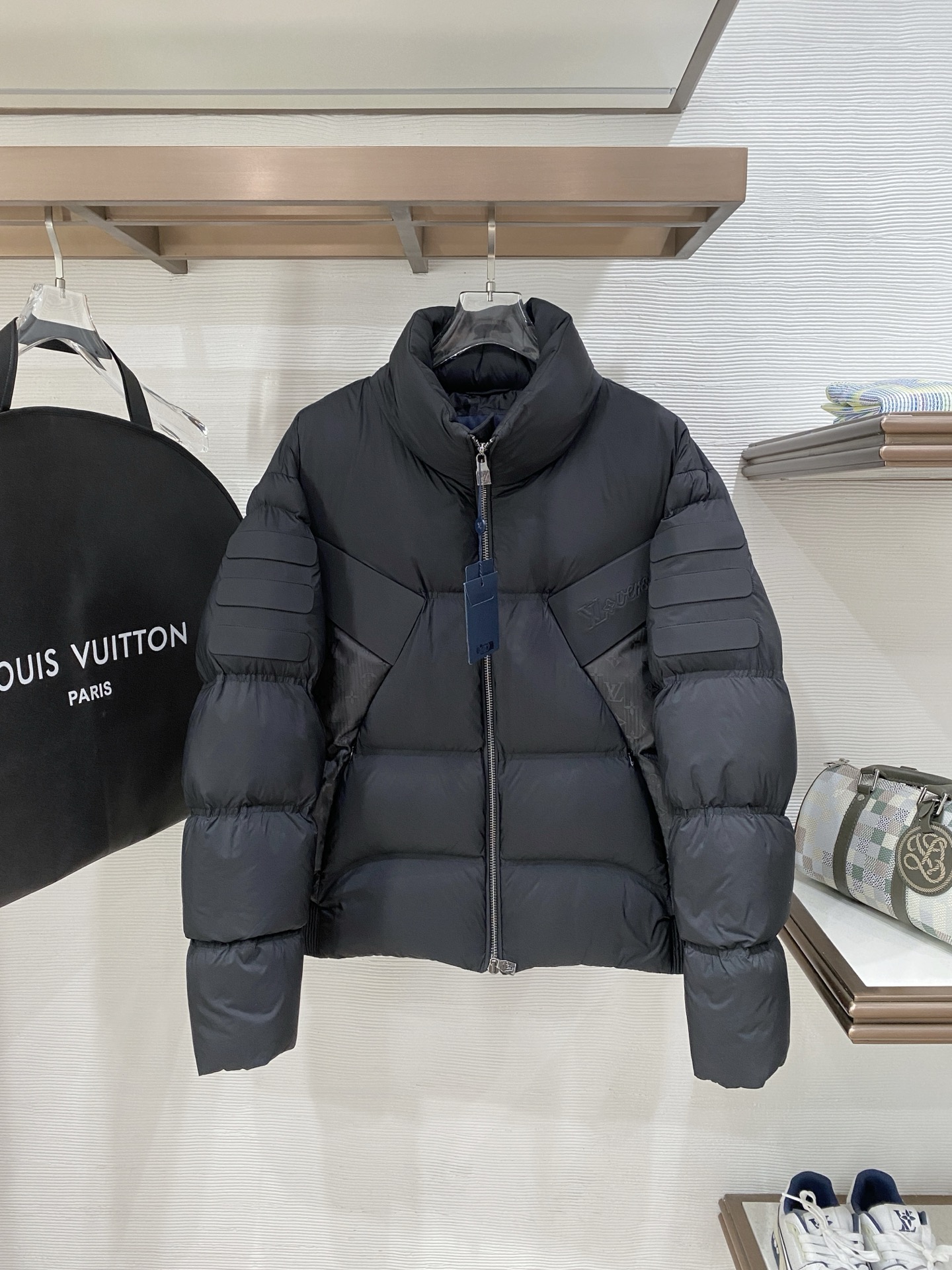 NO:657510,lv top version, popular autumn and winter new down jacket, original 1:1 customized hardware accessories, all imported original customization, welcome to compare at the counter, absolutely high quality, using top 95 new national standard white duck down, super soft, fluffy and full, super heavy fabric, perfect workmanship, pay attention to the fabric is super comfortable, exclusive model, non-market goods, same size for men and women. Size M to XXXL, Louis Vuitton, down jacket, alexander wang19860909lv 顶级版本 爆款秋冬新款羽绒服 原版1:1订制五金配件全进口原版定制 欢迎专柜对比 绝对的高品质 采用顶级95新国标 白鸭绒 超柔软 充羽量蓬松饱满 超级重面料做工杠杠的版型完美 注意面料超舒服 独家款 非市场货 男女同款尺码码数.码数M一XXXL,,louis vuitton,down jacket,alexander wang,Men's clothing