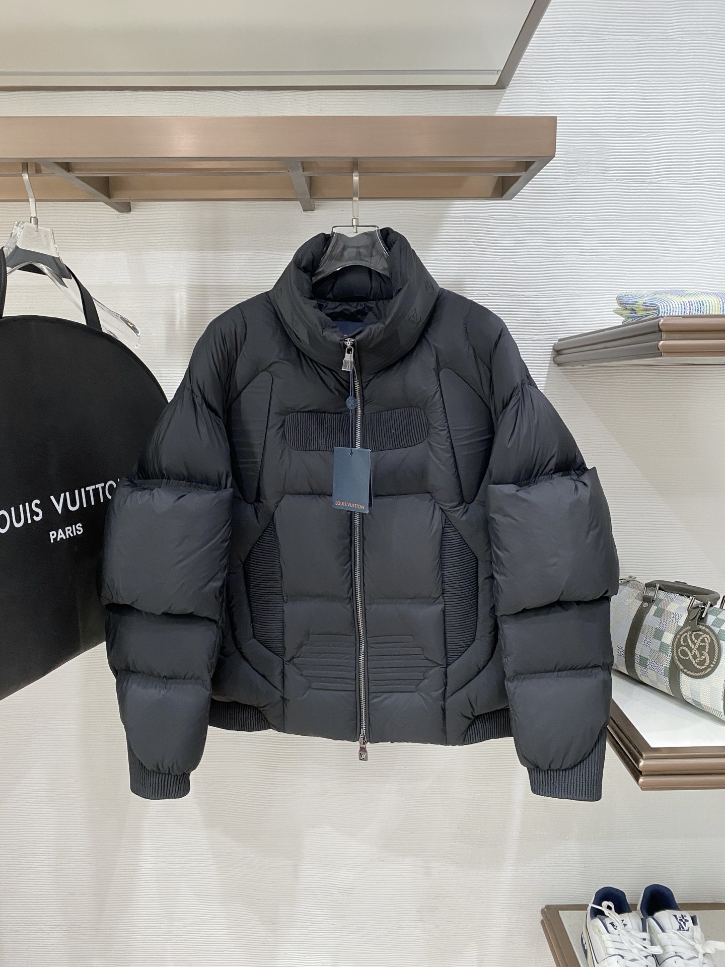 NO:657513,LV's popular autumn and winter new down jacket. The original 1:1 customized hardware accessories are all imported and customized. Counters are welcome to compare. Absolutely high quality. Use top 95 new national standard white duck down. Super soft and fluffy. Super heavy fabrics with perfect workmanship. Pay attention to the fabrics are super comfortable. Exclusive model. Non-market goods. Same sizes for men and women. Size M to XXXL, Louis Vuitton, down jacket, alexander wang19860909LV 爆款秋冬新款羽绒服 原版1:1订制五金配件全进口原版定制 欢迎专柜对比 绝对的高品质 采用顶级95新国标 白鸭绒 超柔软 充羽量蓬松饱满 超级重面料做工杠杠的版型完美 注意面料超舒服 独家款 非市场货 男女同款尺码码数.码数M一XXXL,,louis vuitton,down jacket,alexander wang,Men's clothing