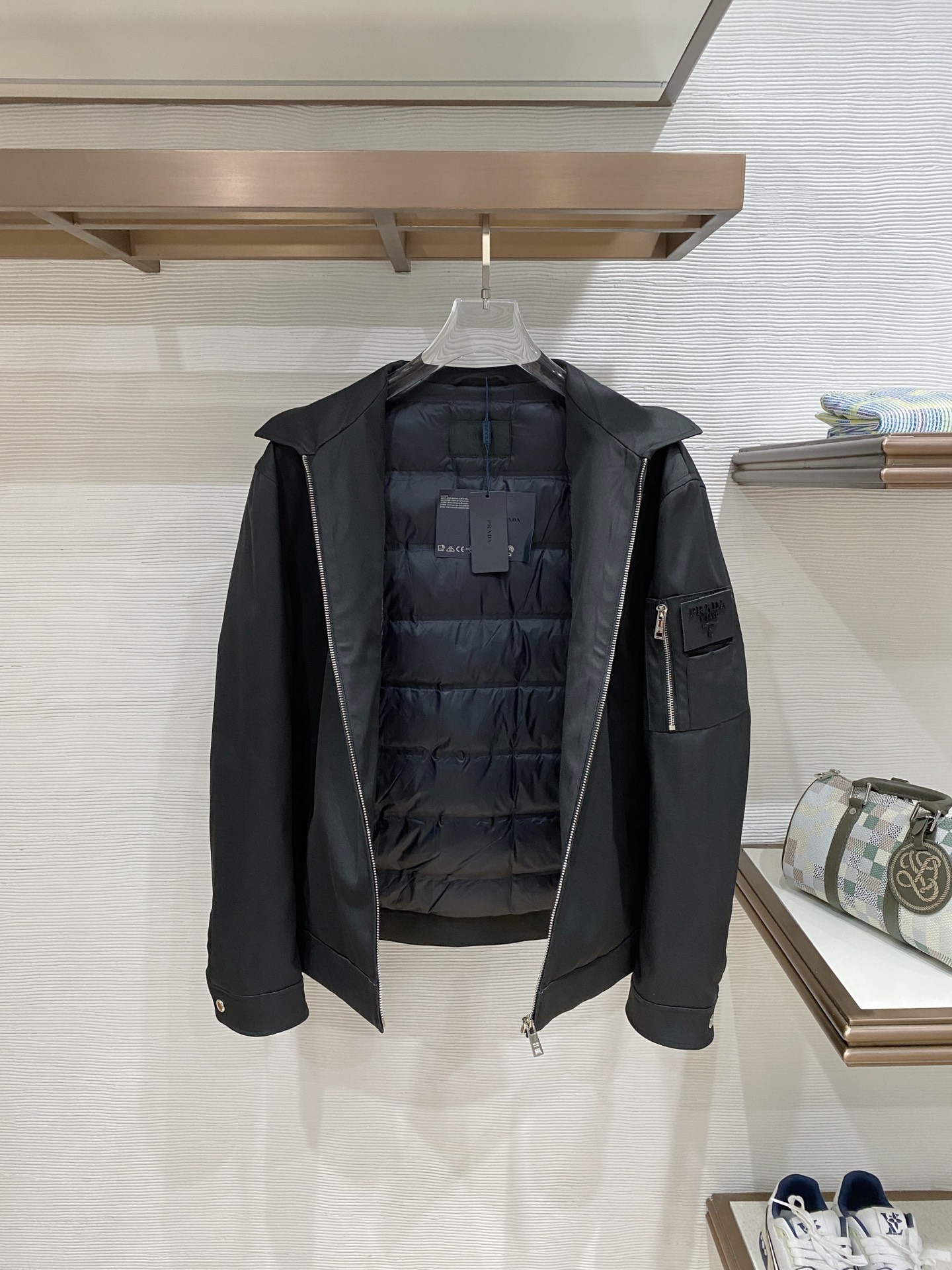 普拉达 2025秋冬新款羽绒服 原版1:1订制五金配件全进口原版定制 欢迎专柜对比 绝对的高品质 采用国