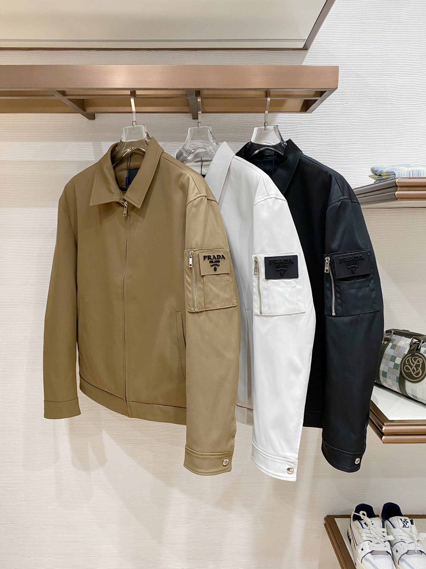 普拉达 2025秋冬新款羽绒服 原版1:1订制五金配件全进口原版定制 欢迎专柜对比 绝对的高品质 采用国