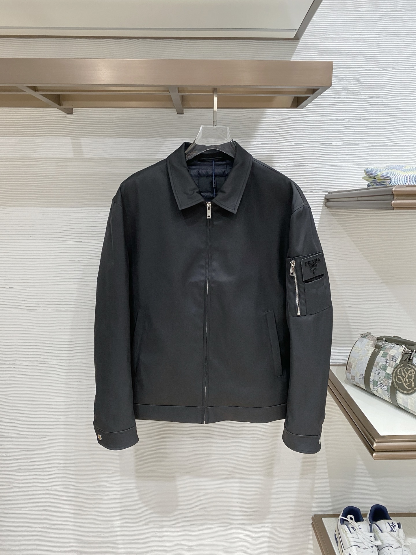 普拉达 2025秋冬新款羽绒服 原版1:1订制五金配件全进口原版定制 欢迎专柜对比 绝对的高品质 采用国