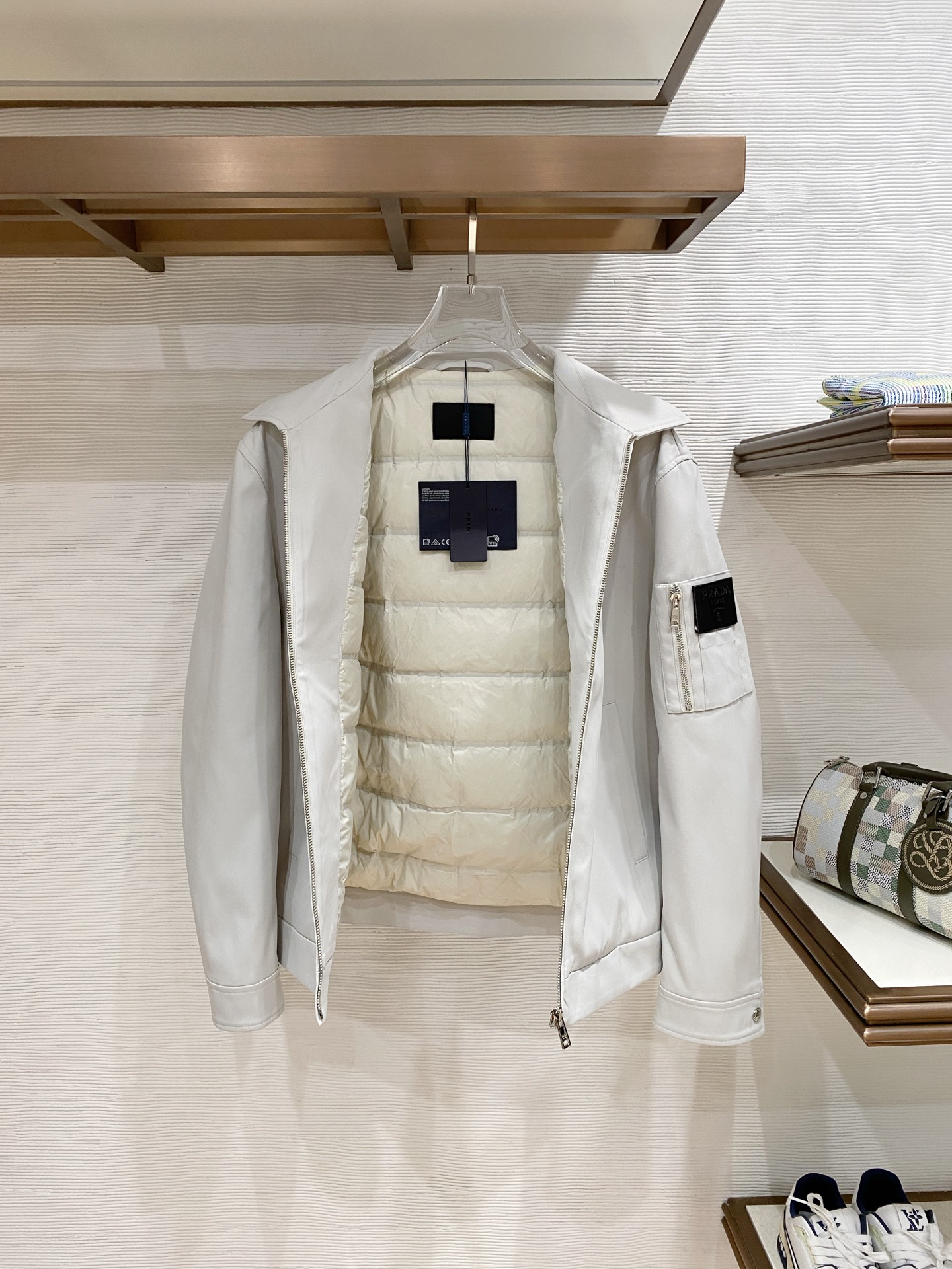 普拉达 2025秋冬新款羽绒服 原版1:1订制五金配件全进口原版定制 欢迎专柜对比 绝对的高品质 采用国