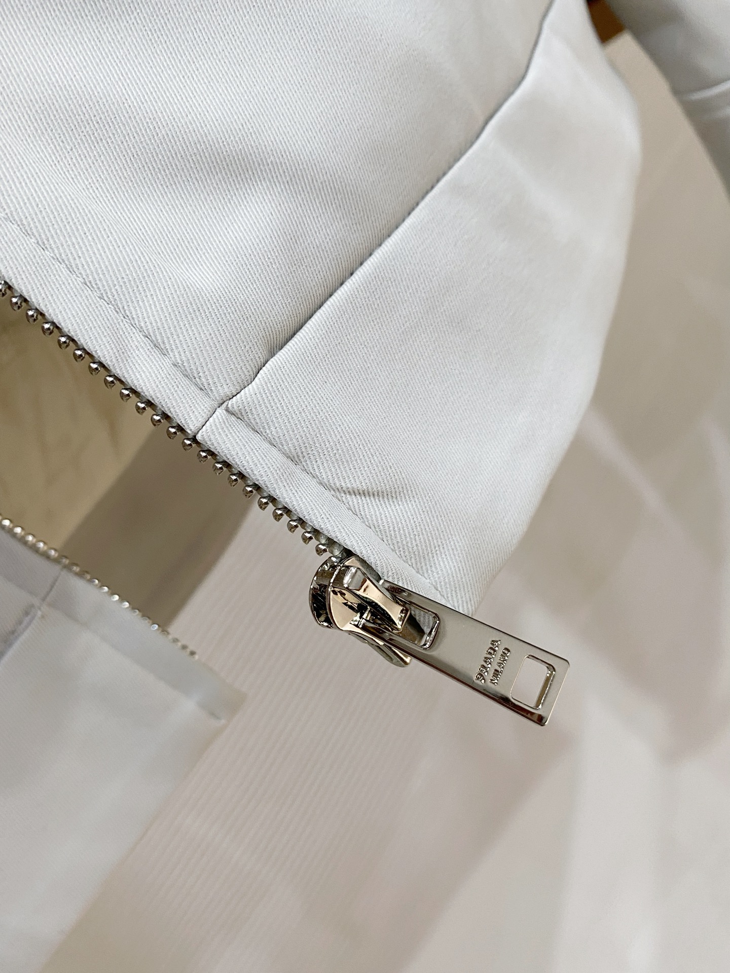 普拉达 2025秋冬新款羽绒服 原版1:1订制五金配件全进口原版定制 欢迎专柜对比 绝对的高品质 采用国