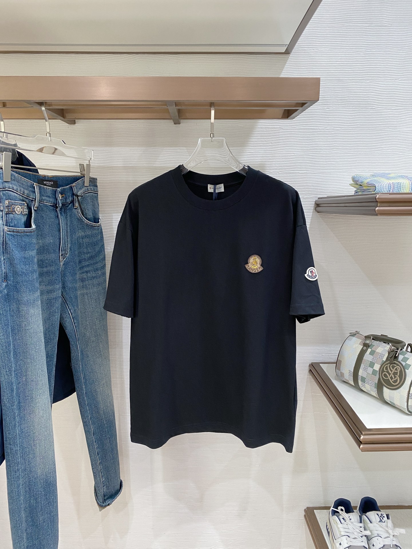 🌟 Moncler 蒙口 经典标识印花短袖T恤，采用280克纯棉面料，柔软透气，夏天穿超舒服! 细节满分