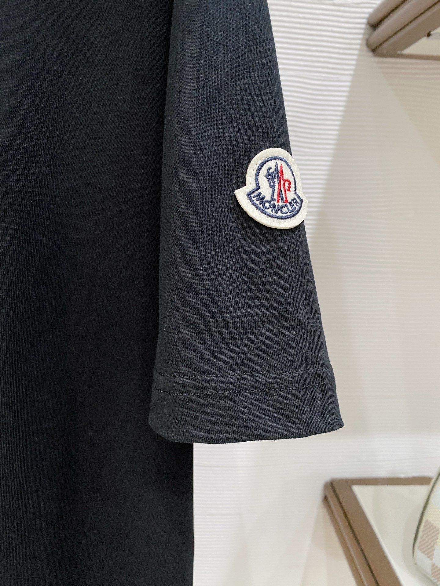 🌟 Moncler 蒙口 经典标识印花短袖T恤，采用280克纯棉面料，柔软透气，夏天穿超舒服! 细节满分