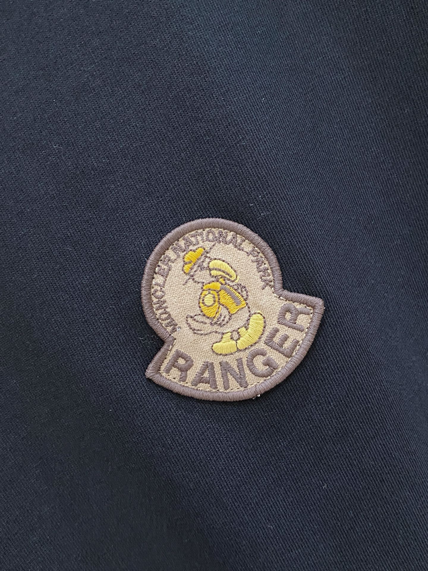 🌟 Moncler 蒙口 经典标识印花短袖T恤，采用280克纯棉面料，柔软透气，夏天穿超舒服! 细节满分