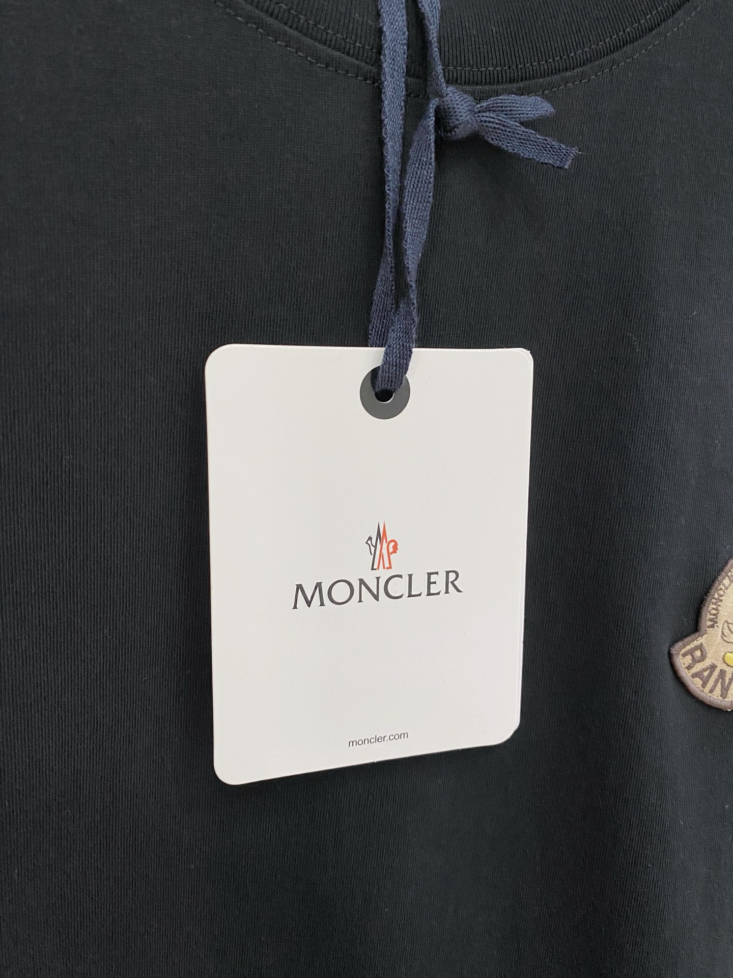 🌟 Moncler 蒙口 经典标识印花短袖T恤，采用280克纯棉面料，柔软透气，夏天穿超舒服! 细节满分