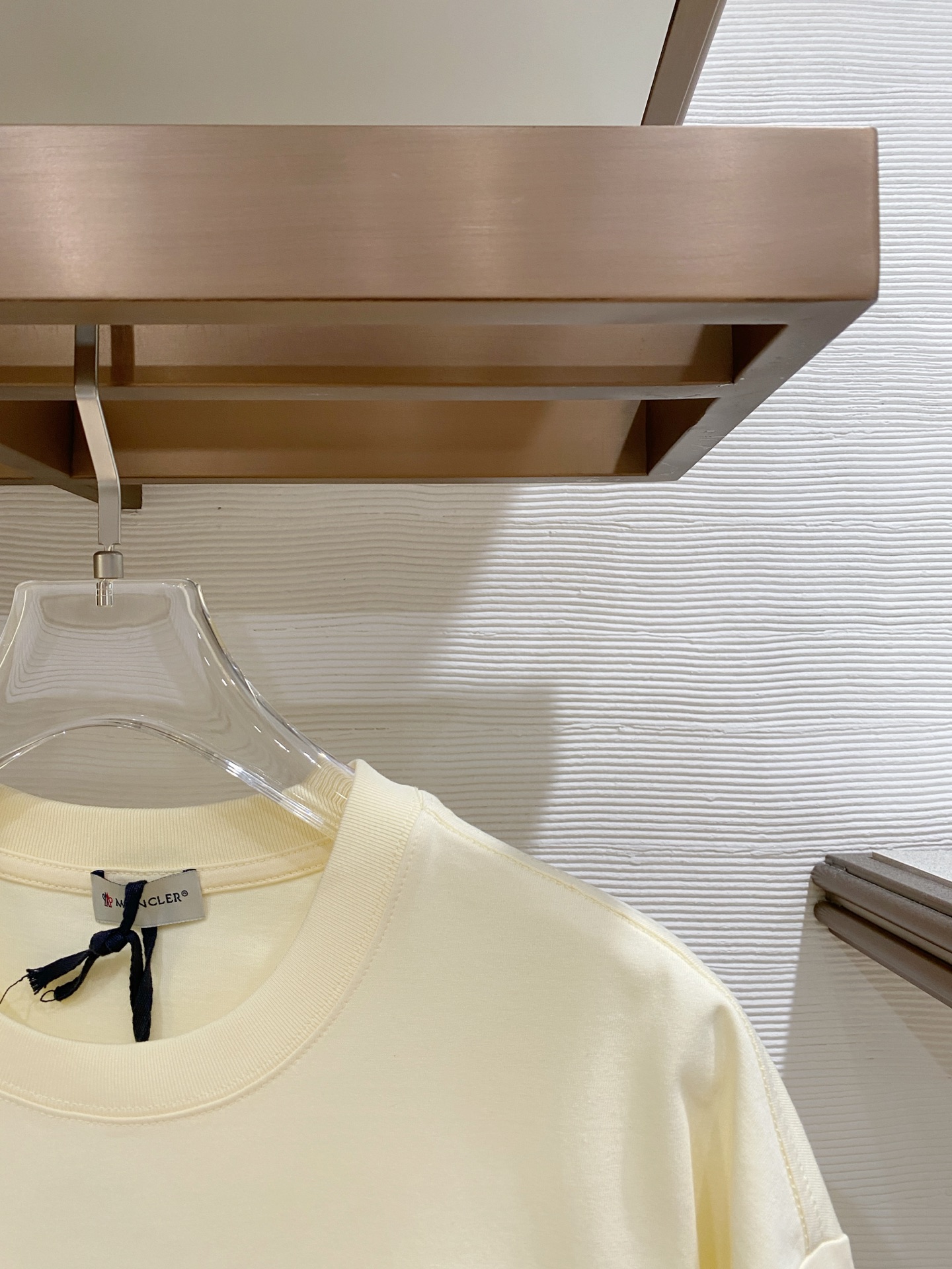 🌟 Moncler 蒙口 经典标识印花短袖T恤，采用280克纯棉面料，柔软透气，夏天穿超舒服! 细节满分