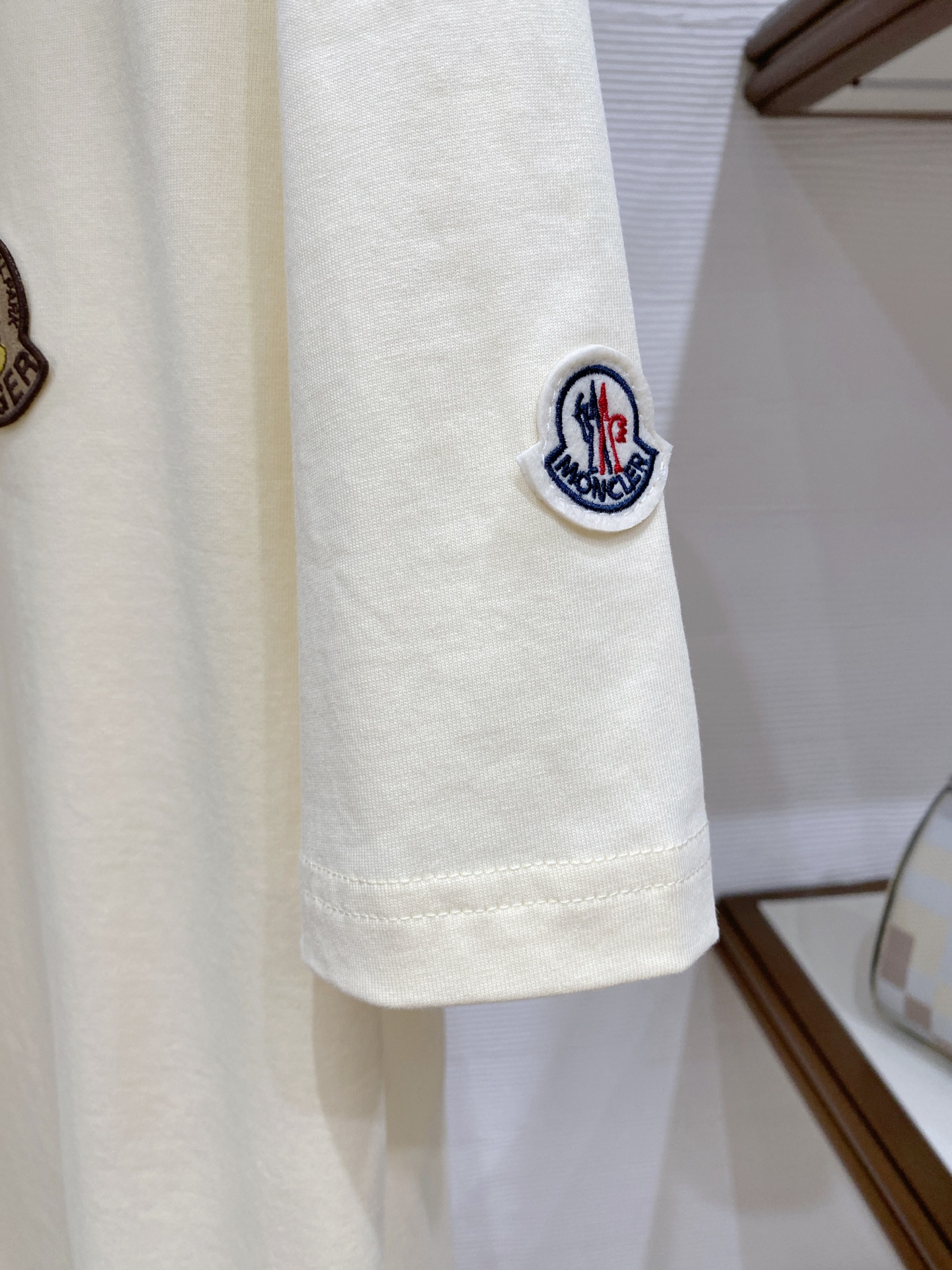 🌟 Moncler 蒙口 经典标识印花短袖T恤，采用280克纯棉面料，柔软透气，夏天穿超舒服! 细节满分