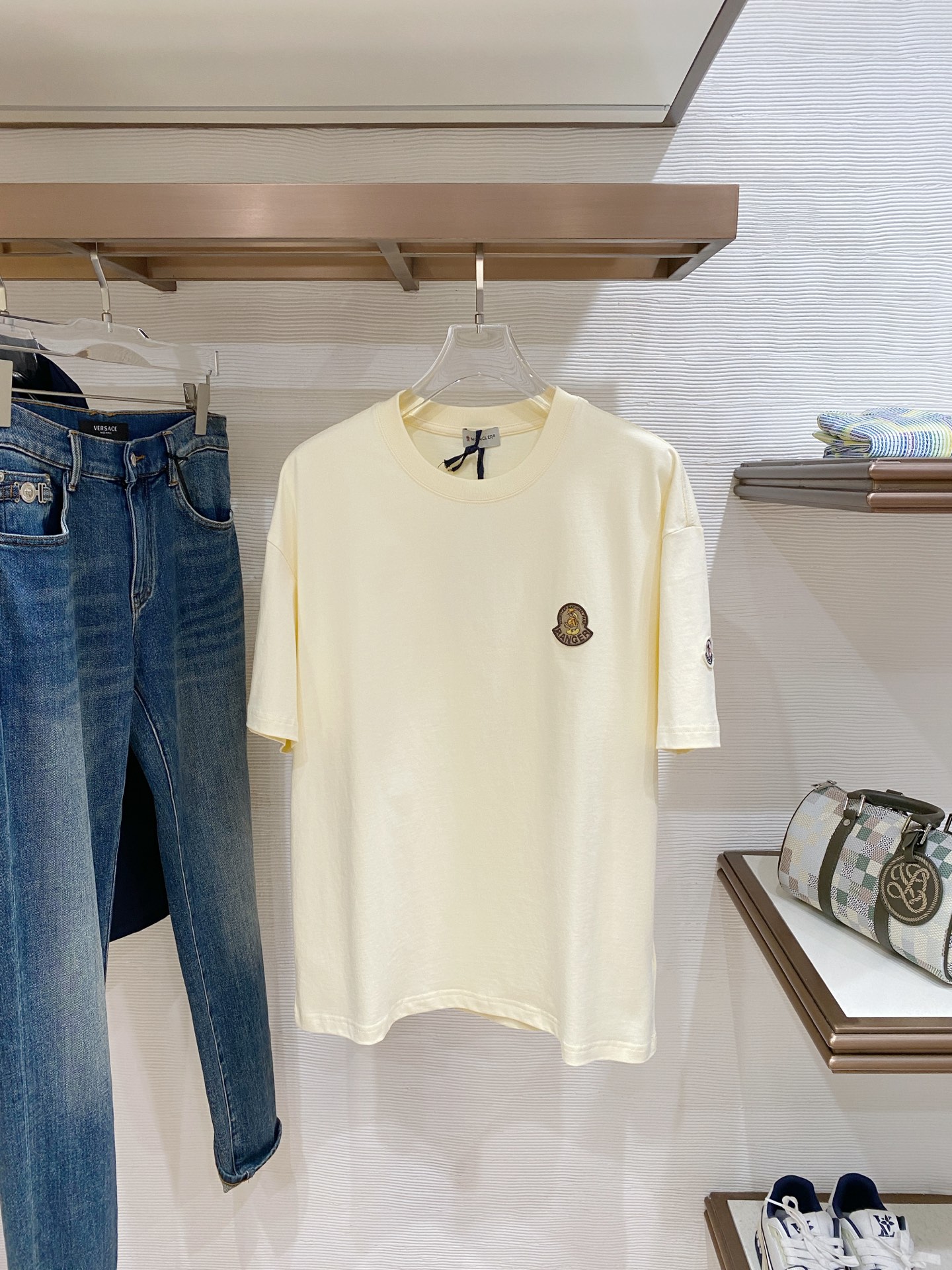 🌟 Moncler 蒙口 经典标识印花短袖T恤，采用280克纯棉面料，柔软透气，夏天穿超舒服! 细节满分