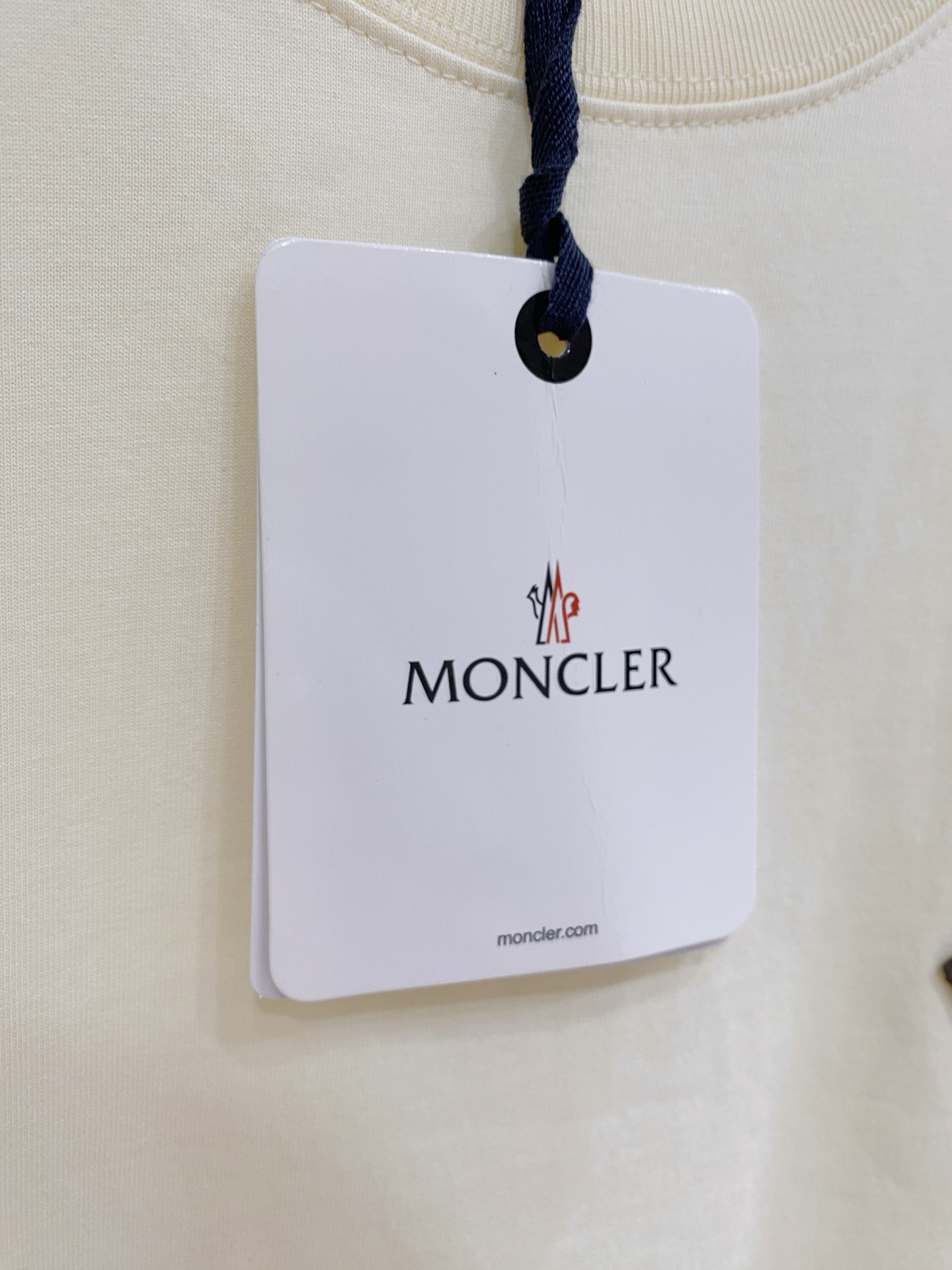 🌟 Moncler 蒙口 经典标识印花短袖T恤，采用280克纯棉面料，柔软透气，夏天穿超舒服! 细节满分