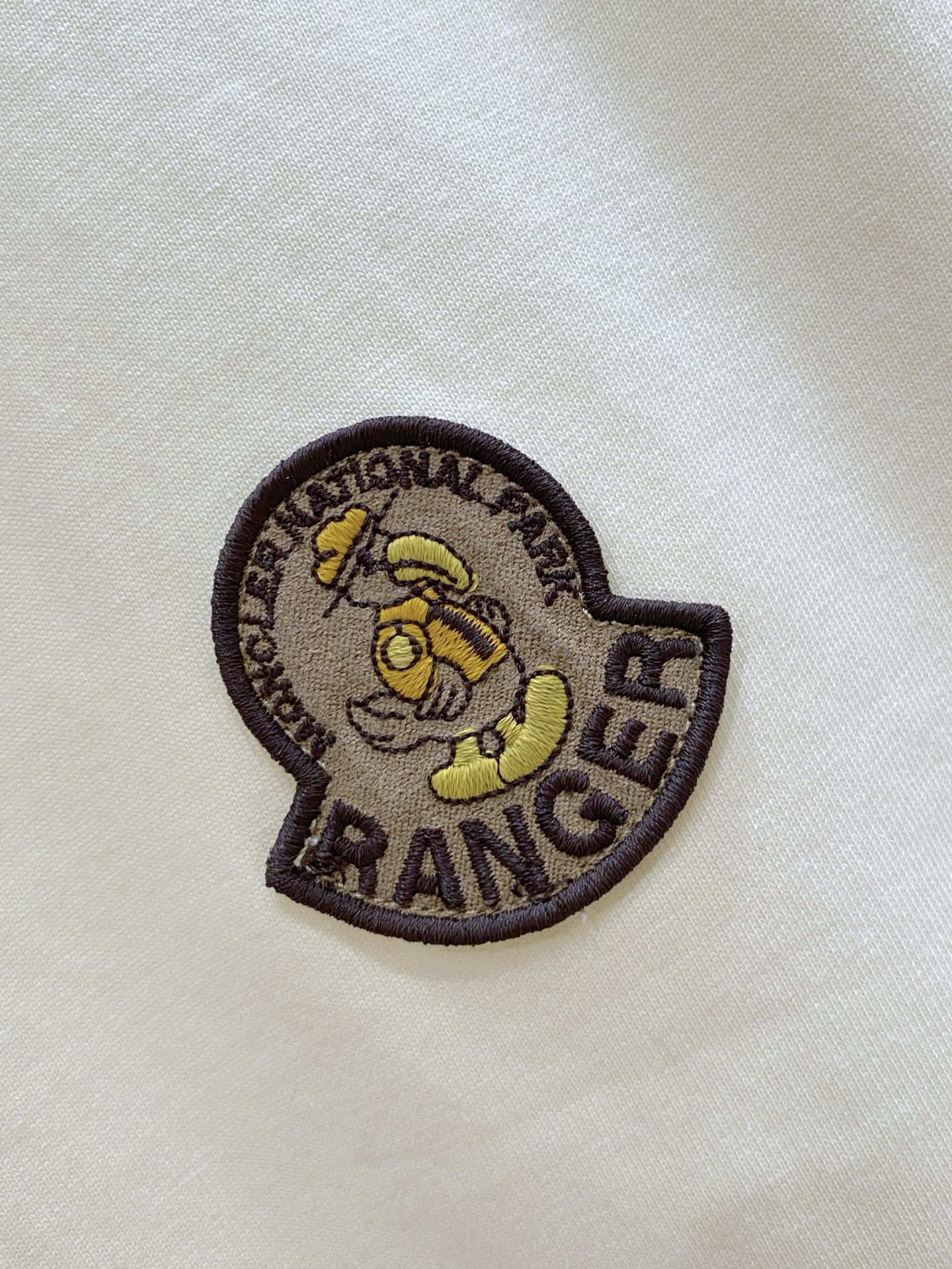 🌟 Moncler 蒙口 经典标识印花短袖T恤，采用280克纯棉面料，柔软透气，夏天穿超舒服! 细节满分