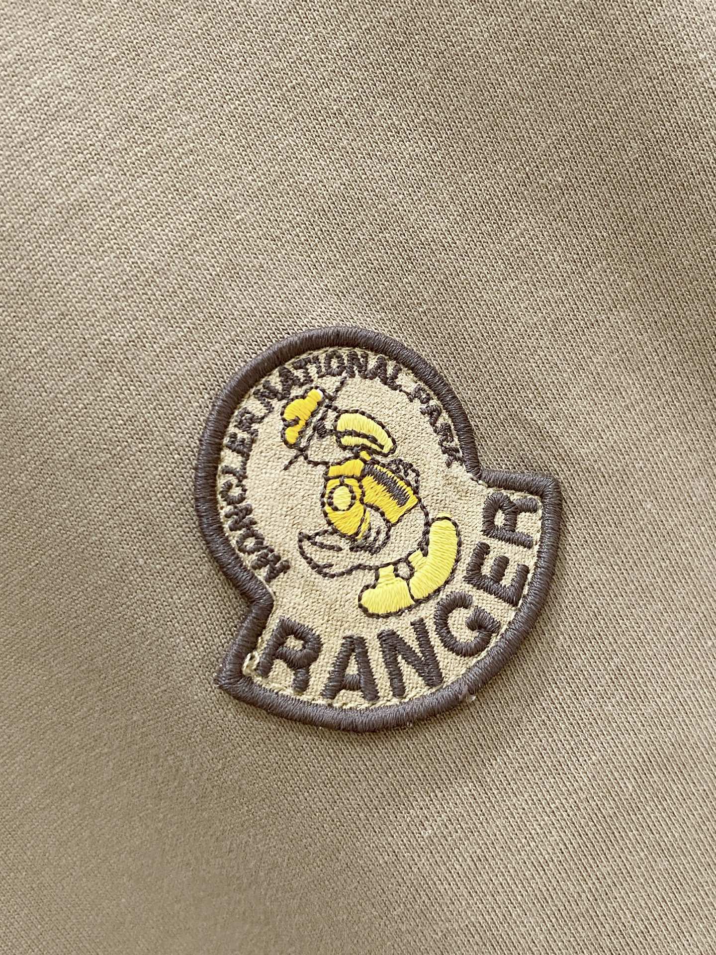 🌟 Moncler 蒙口 经典标识印花短袖T恤，采用280克纯棉面料，柔软透气，夏天穿超舒服! 细节满分