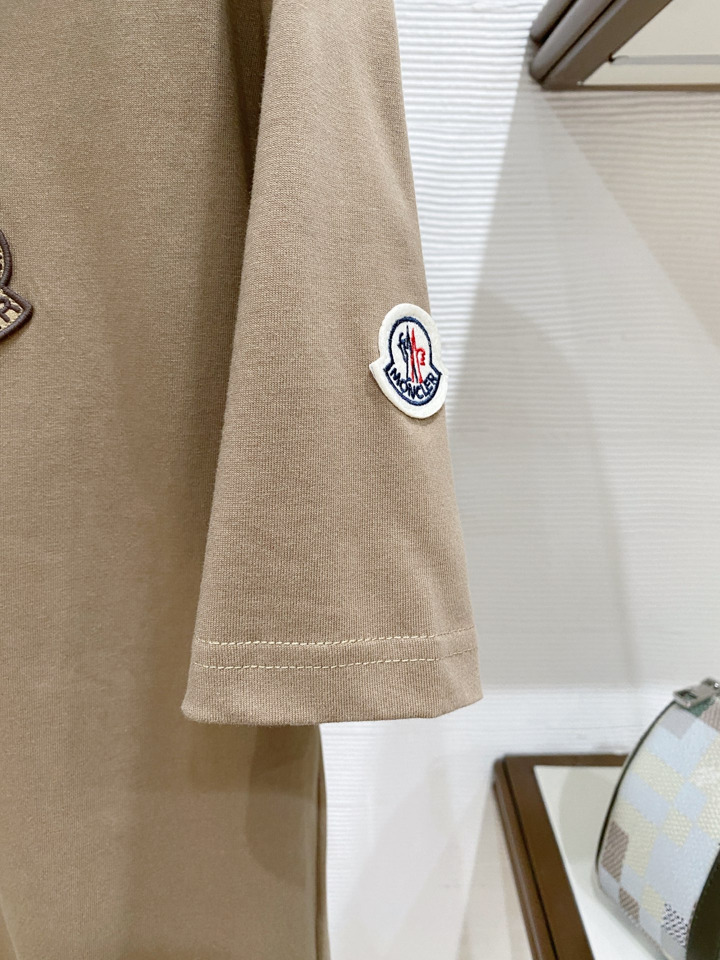 🌟 Moncler 蒙口 经典标识印花短袖T恤，采用280克纯棉面料，柔软透气，夏天穿超舒服! 细节满分