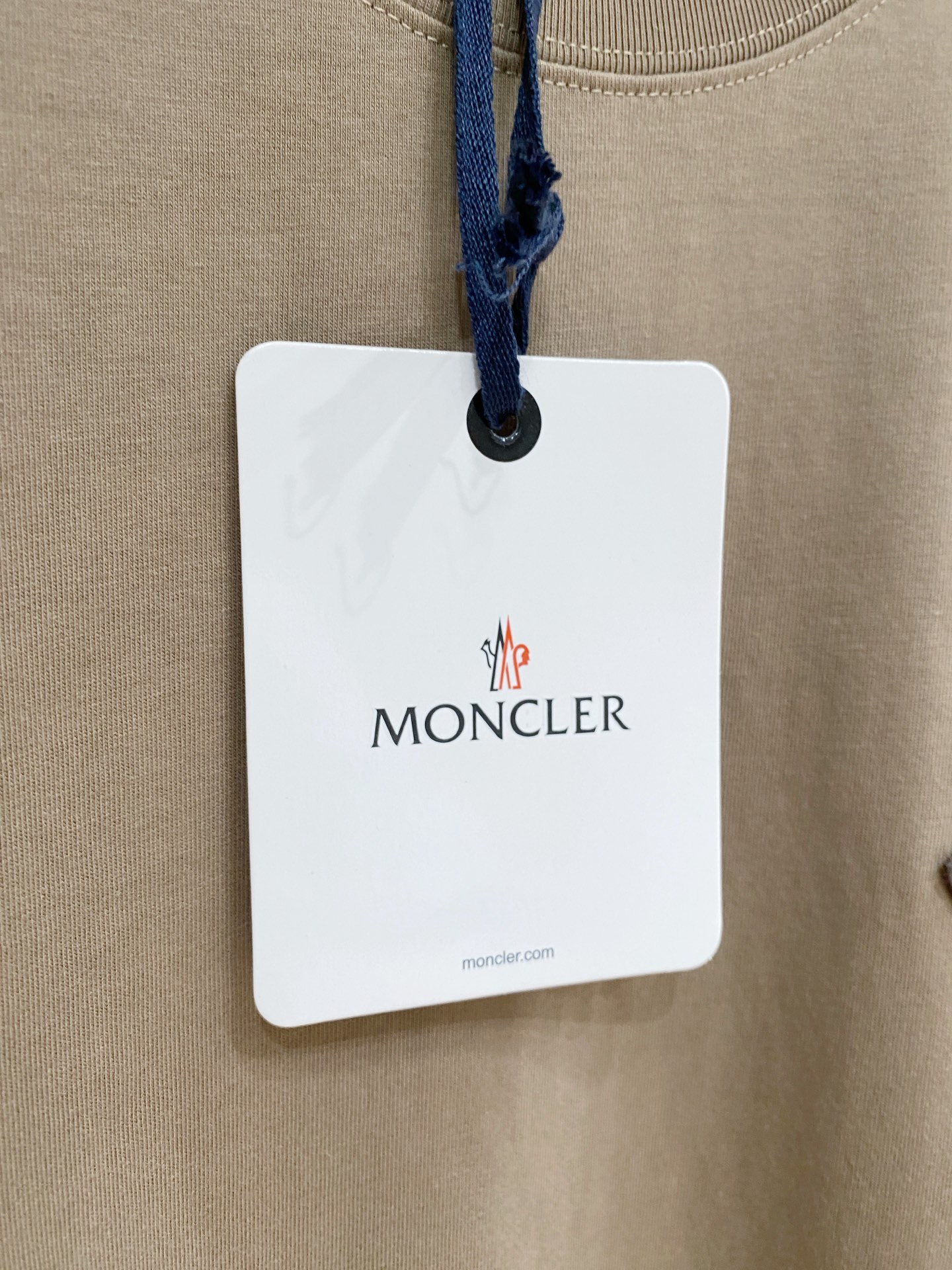 🌟 Moncler 蒙口 经典标识印花短袖T恤，采用280克纯棉面料，柔软透气，夏天穿超舒服! 细节满分