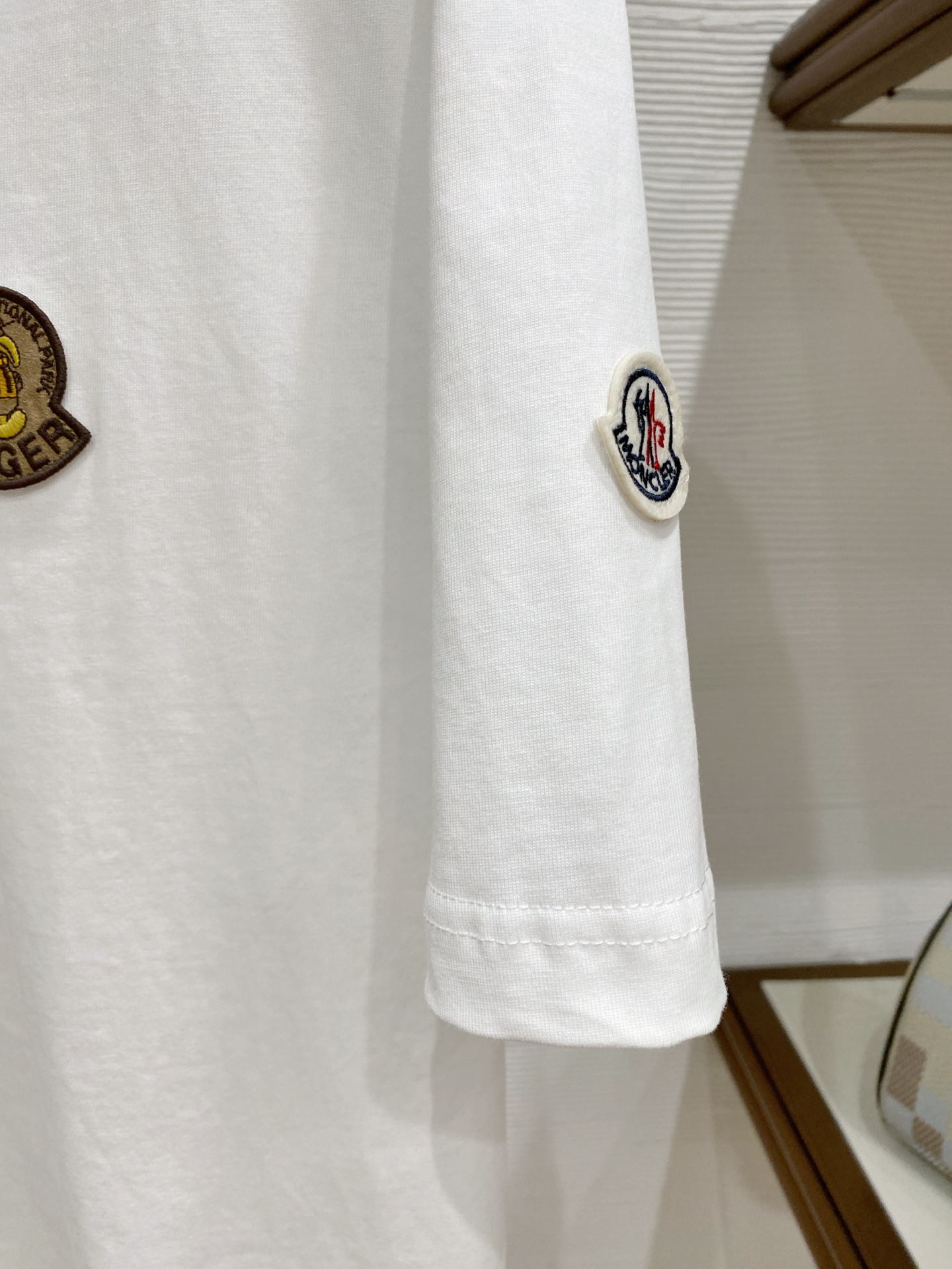 🌟 Moncler 蒙口 经典标识印花短袖T恤，采用280克纯棉面料，柔软透气，夏天穿超舒服! 细节满分