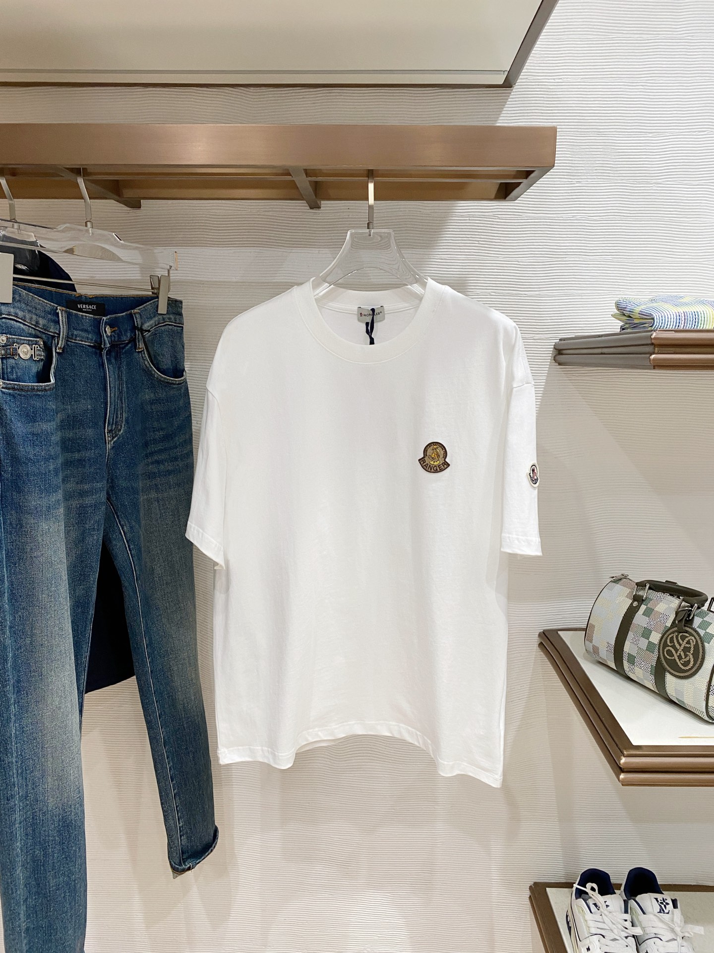🌟 Moncler 蒙口 经典标识印花短袖T恤，采用280克纯棉面料，柔软透气，夏天穿超舒服! 细节满分