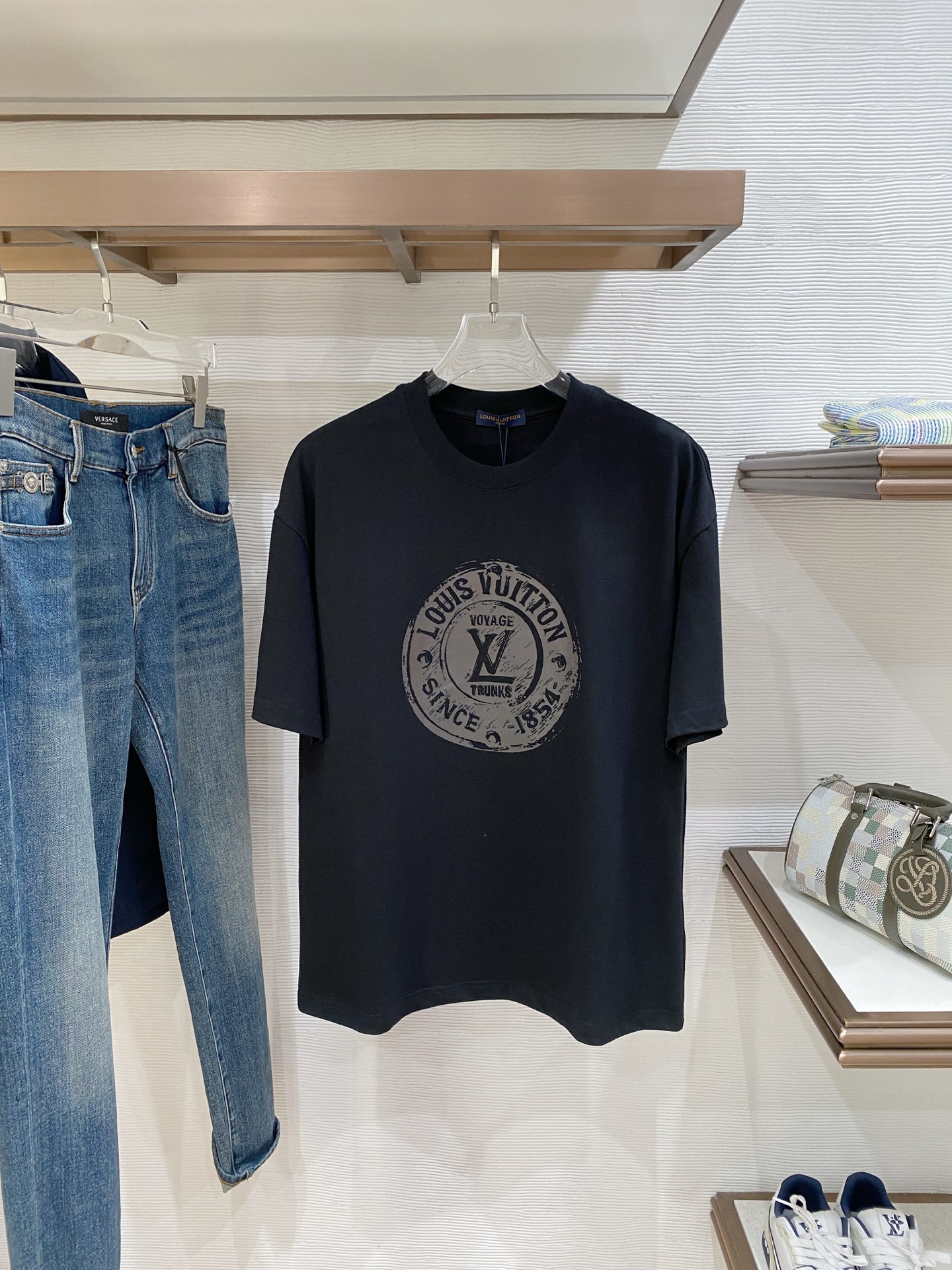 🌟 LouisVuitton 路易威登 经典标识印花短袖T恤，采用280克纯棉面料，柔软透气，夏天穿超舒