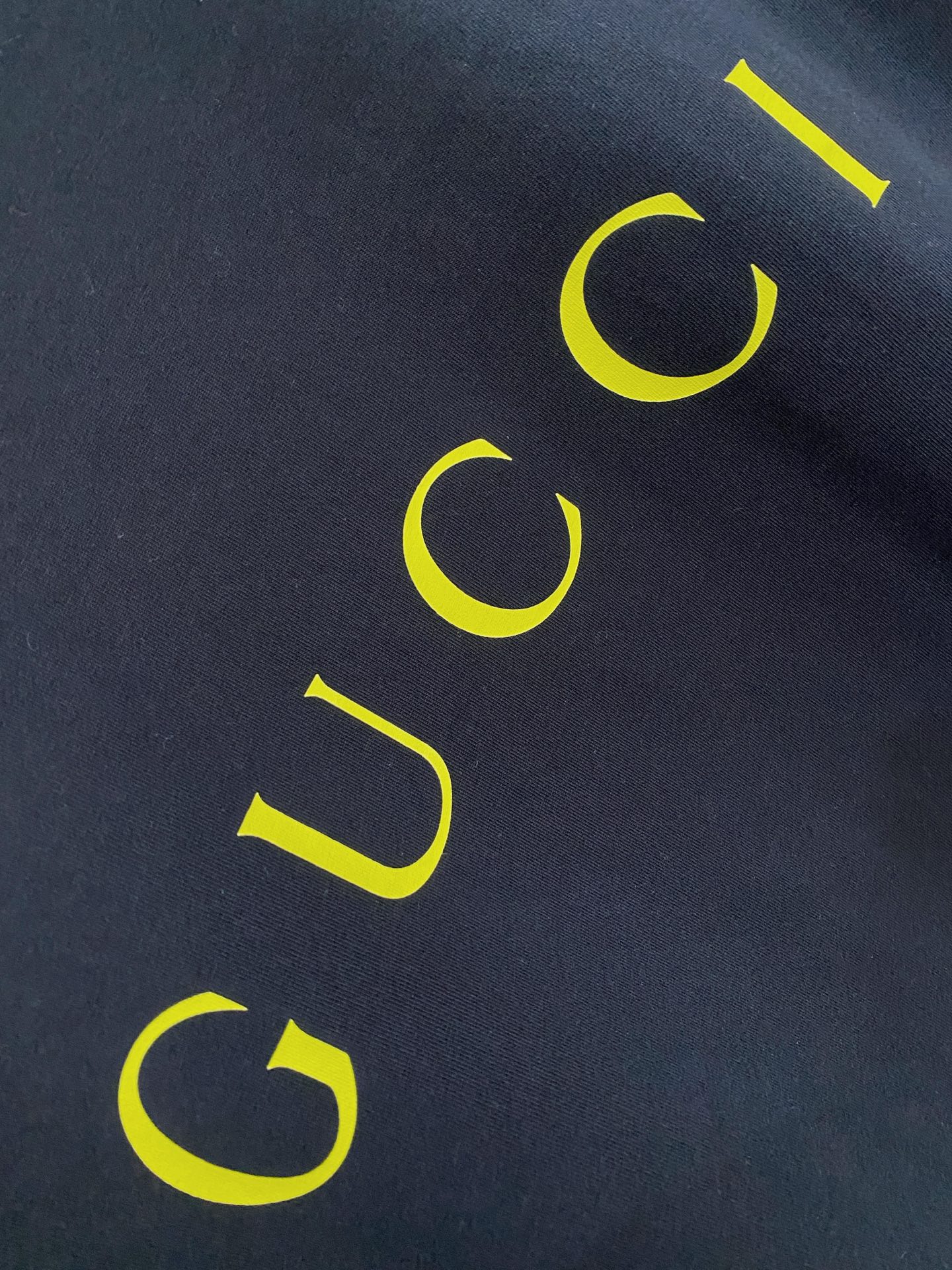 🌟 GUCCI 古奇经典标识印花短袖T恤，采用280克纯棉面料，柔软透气，夏天穿超舒服! 细节满分，辨识
