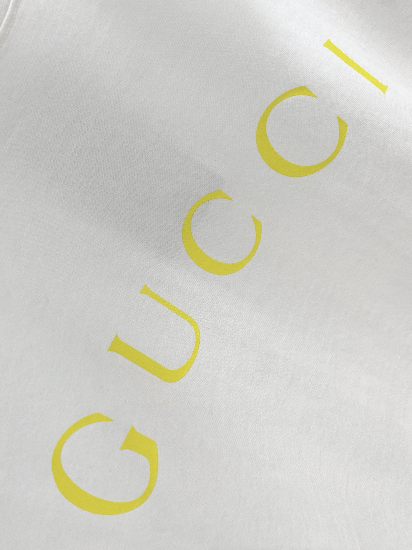 🌟 GUCCI 古奇经典标识印花短袖T恤，采用280克纯棉面料，柔软透气，夏天穿超舒服! 细节满分，辨识