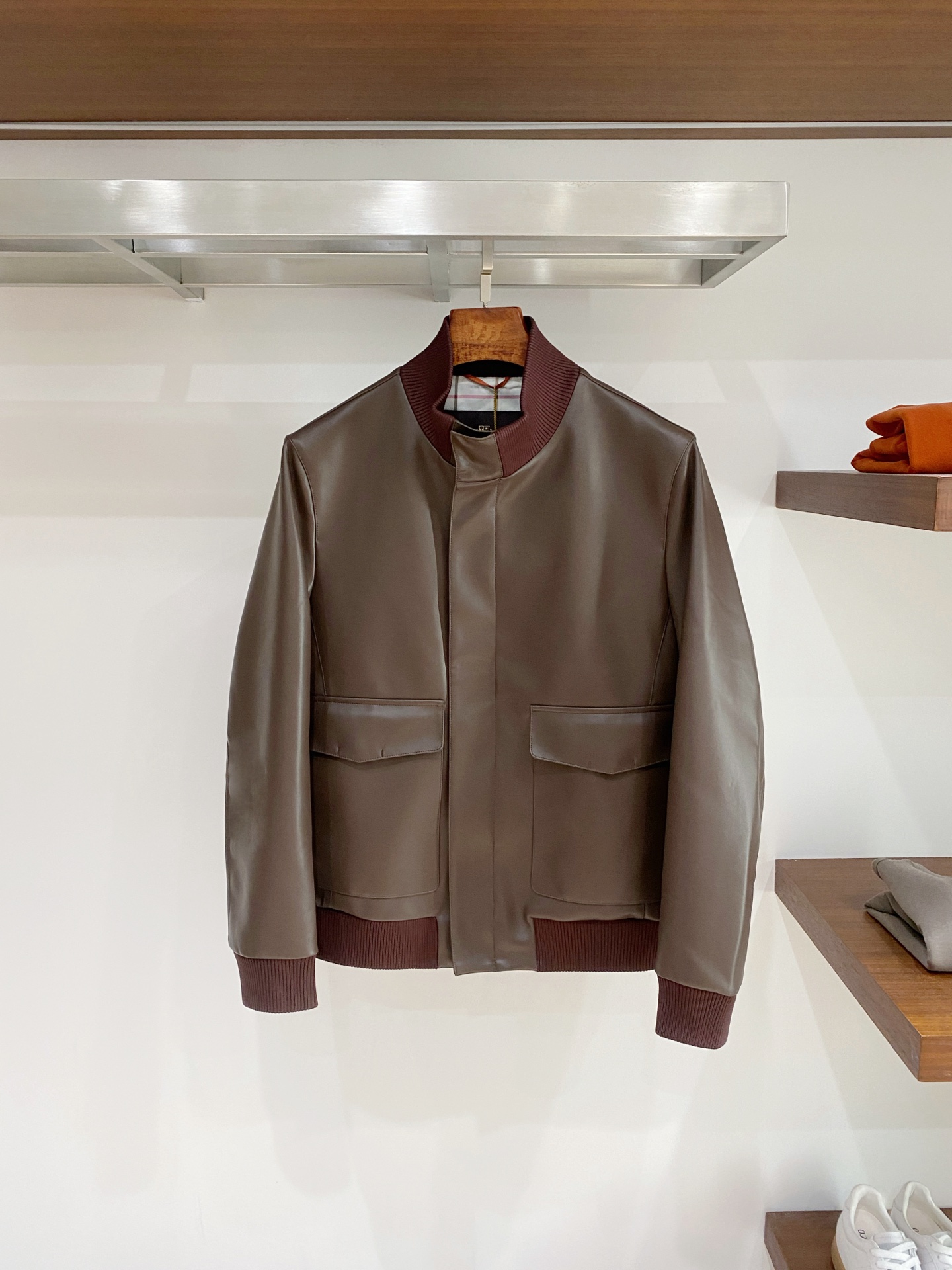 NO:711928,Can be released after the New Year with top quality>on the official website of the counter! All auxiliary materials are original custom-made and genuine orders from trading companies. Advanced custom-made imported fabrics are extracted from natural plant fibers. They are lighter and thinner than ordinary cotton fabrics. They are soft to the touch and comfortable to wear. They are not easy to irritate the skin at all. The fabric has good hygroscopicity and breathability. Size: 48-56,,19860909可年后 顶级品质>专柜官网同步发售！辅料全部原版定制出品,贸易公司真品订单.高级定制进口面料,以天然植物纖維提炼出来,比一般棉织物轻薄 手感柔软,穿着舒适 完全不易有刺激皮肤 面料吸湿性、透气性良好 尺码: 48-56,,,Men's clothing