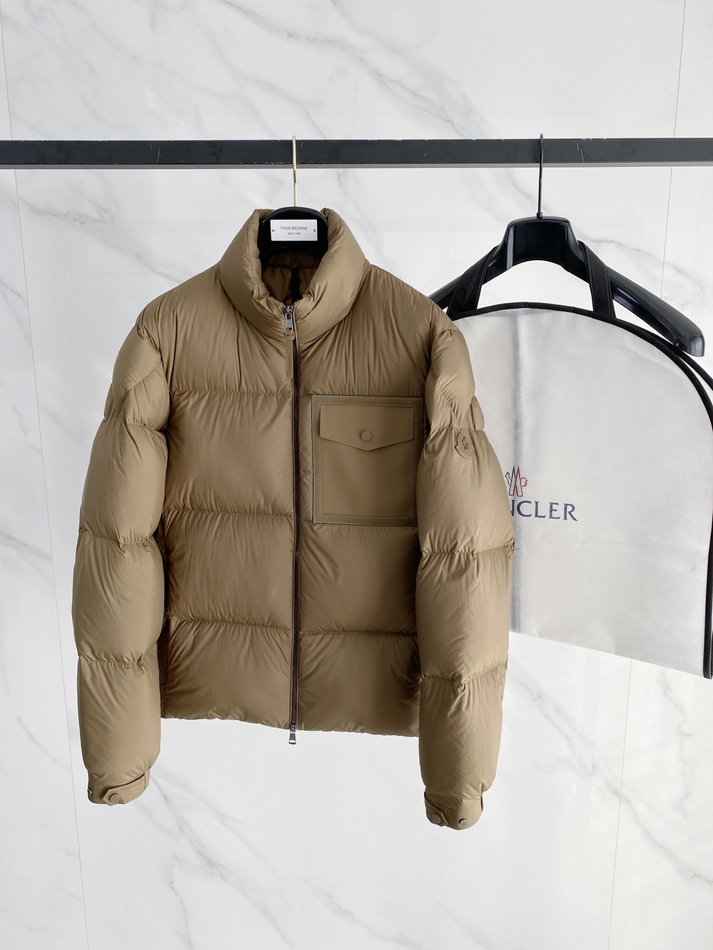NO:684809,Special down Moncler Chinon men's square quilted short down jacket. Original two-color purchase and development. Goose down filling. Breast pockets are spliced with cowhide. Ultra-light and ultra-soft fabric. Original replacement fabric and original factory matching hardware. The tag has a complete bar code and the same number as the official website. The tag has built-in NFC electronic induction anti-counterfeiting. Supports multiple anti-counterfeiting verifications.  Comes standard with a full set of counter gift box packaging. (original airplane box, original shopping bag, original dust cover, original hanger, original thank you card, original ribbon, upgraded original oversized magnetic gift box.) Chinon men's short down jacket is made of functional fabrics and decorated with precious leather elements, reinterpreting practical style. Product details  The Chinon down jacket features eye-catching quilting, adding texture and dimension to a classic silhouette. Made from Airsoft fabric, an innovative material woven from soft fabrics that is both warm and lightweight. Leather trim on the chest pocket adds a subtle finishing touch to this warm piece. Details Made of Airsoft fabric Filled with down Zip closure Zippered pocket Chest pocket with leather trim Elastic cuffs Drawstring hem Leather logo patch Size1-5  Black/Camel D00850,,jackets & coats,jackets & coats,down jacket,cowhide,19860909特级羽绒Moncler Chinon男士方形绗缝短款羽绒夹克外套.原版两色购入开发.鹅绒填充.胸前口袋采用牛皮拼接.超轻超柔软面料.原厂替换面料原厂配套五金. 吊牌条码款号齐全,对应官网一致.吊牌内置 NFC电子感应防伪.支持多重防伪验证. 标配全套柜台礼盒包装.（原版飞机盒,原版购物袋,原版防尘罩,原版衣架,原版感谢卡,原版丝带,升级原版超大磁吸礼盒.） Chinon男士短款羽绒夹克采用功能性面料制成,饰有珍贵的皮革元素,焕新诠释实用风格. 商品详情 Chinon短款羽绒夹克饰有醒目的绗缝,为经典款式增添质感和立体视觉效果.采用Airsoft面料制成,这种创新材质由柔软面料编织而成,保暖而轻盈.胸部口袋点缀皮革饰边,为这款保暖单品增添精美的点睛之笔. 细节 采用Airsoft面料制成 填充羽绒 拉链开合 拉链口袋 胸部口袋,点缀皮革饰边 弹性袖口 抽绳下摆 皮革标识贴片 Size1-5 黑色/驼色 D00850,,jackets & coats,jackets & coats,down jacket,cowhide,,Men's clothing