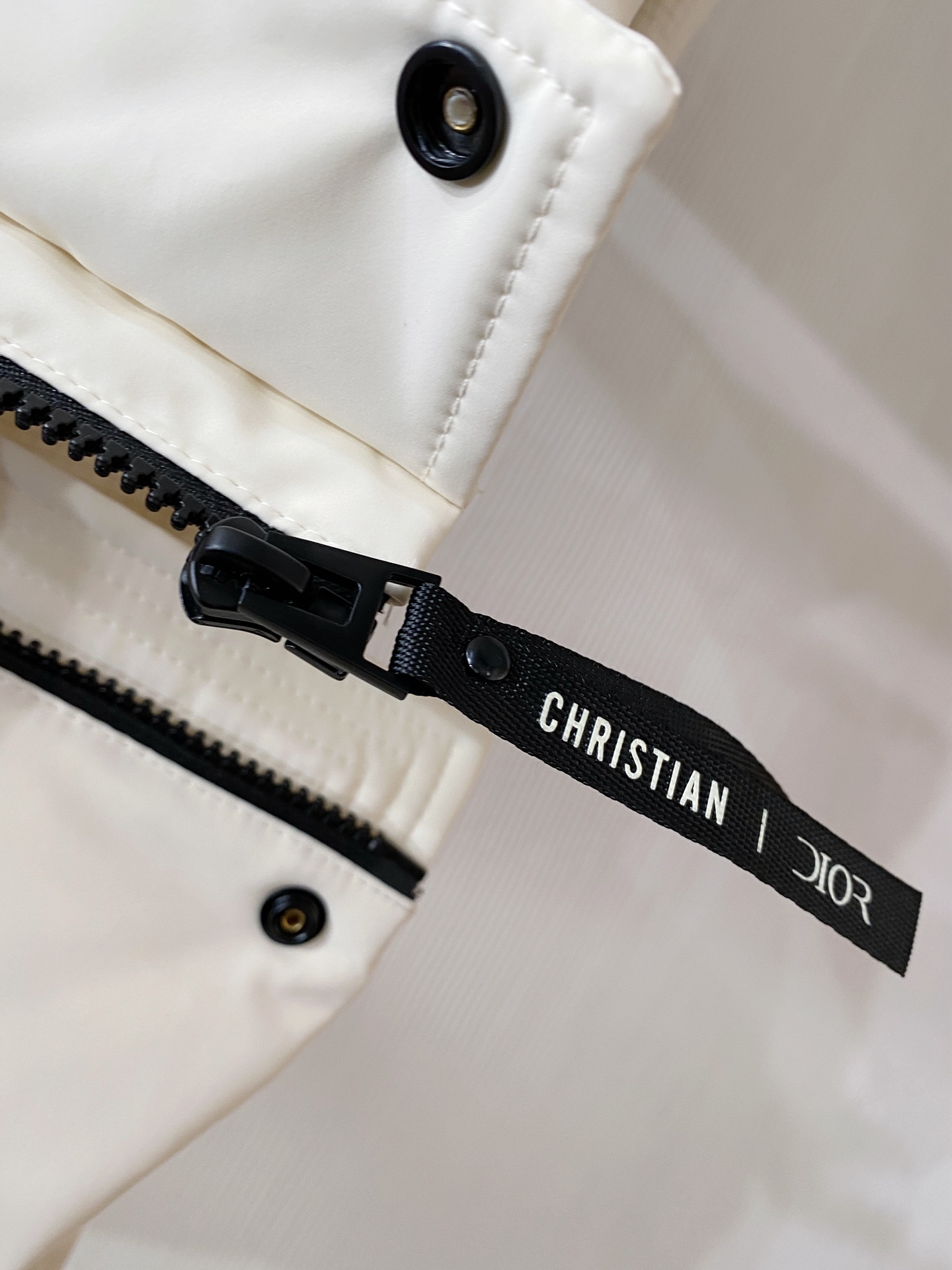 迪奥 2025秋冬新款羽绒服 原版1:1订制五金配件全进口原版定制 欢迎专柜对比 绝对的高品质 采用国标