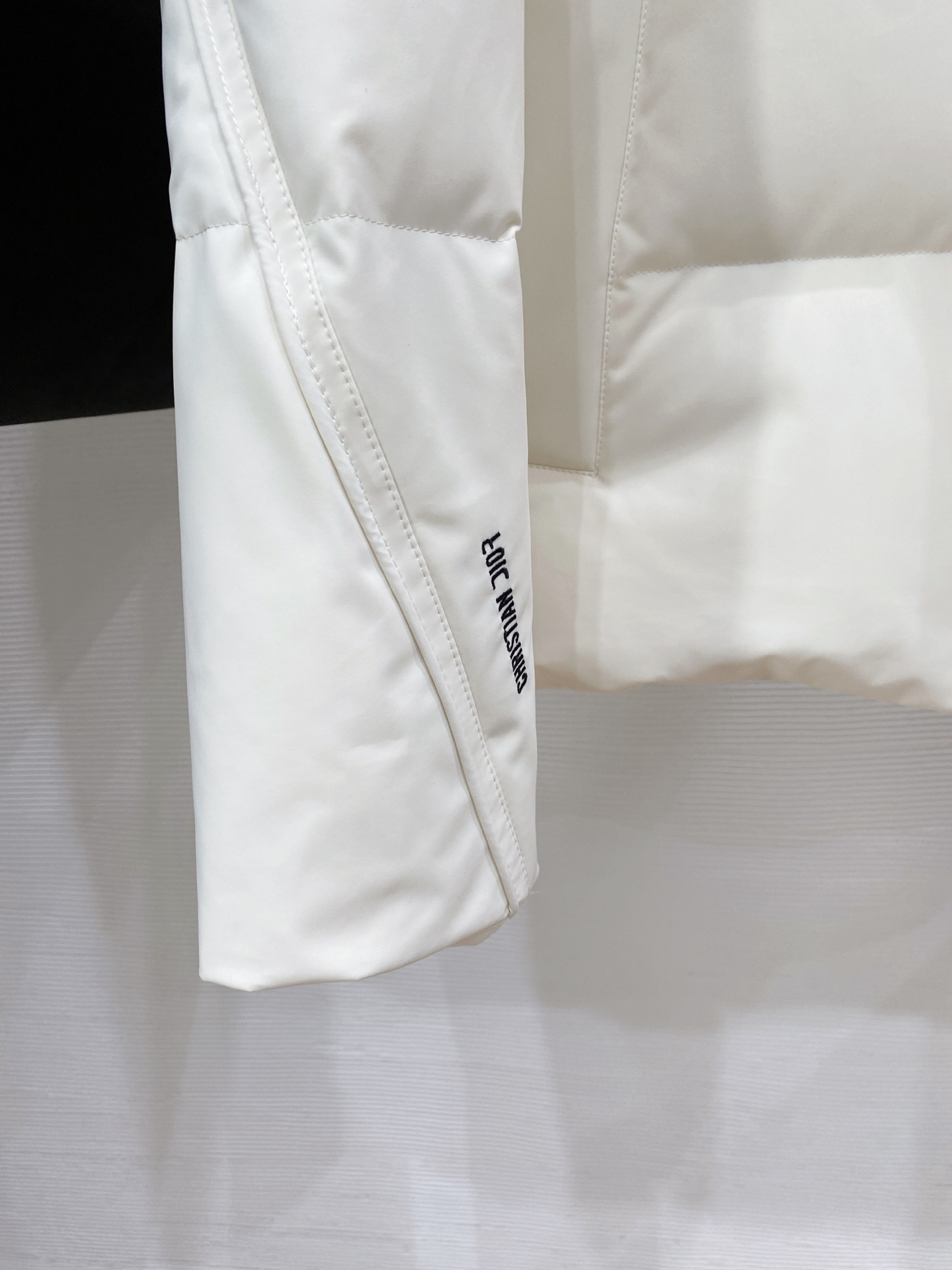 迪奥 2025秋冬新款羽绒服 原版1:1订制五金配件全进口原版定制 欢迎专柜对比 绝对的高品质 采用国标